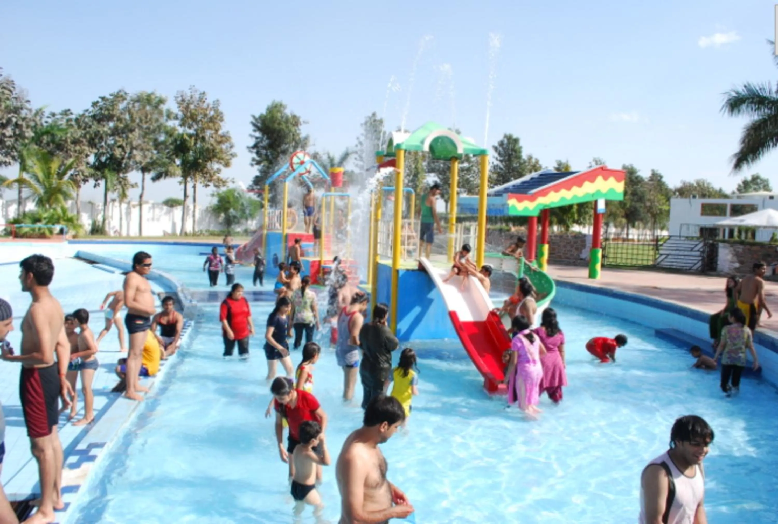Pool view in Hotel Kanha’s Palm Springs