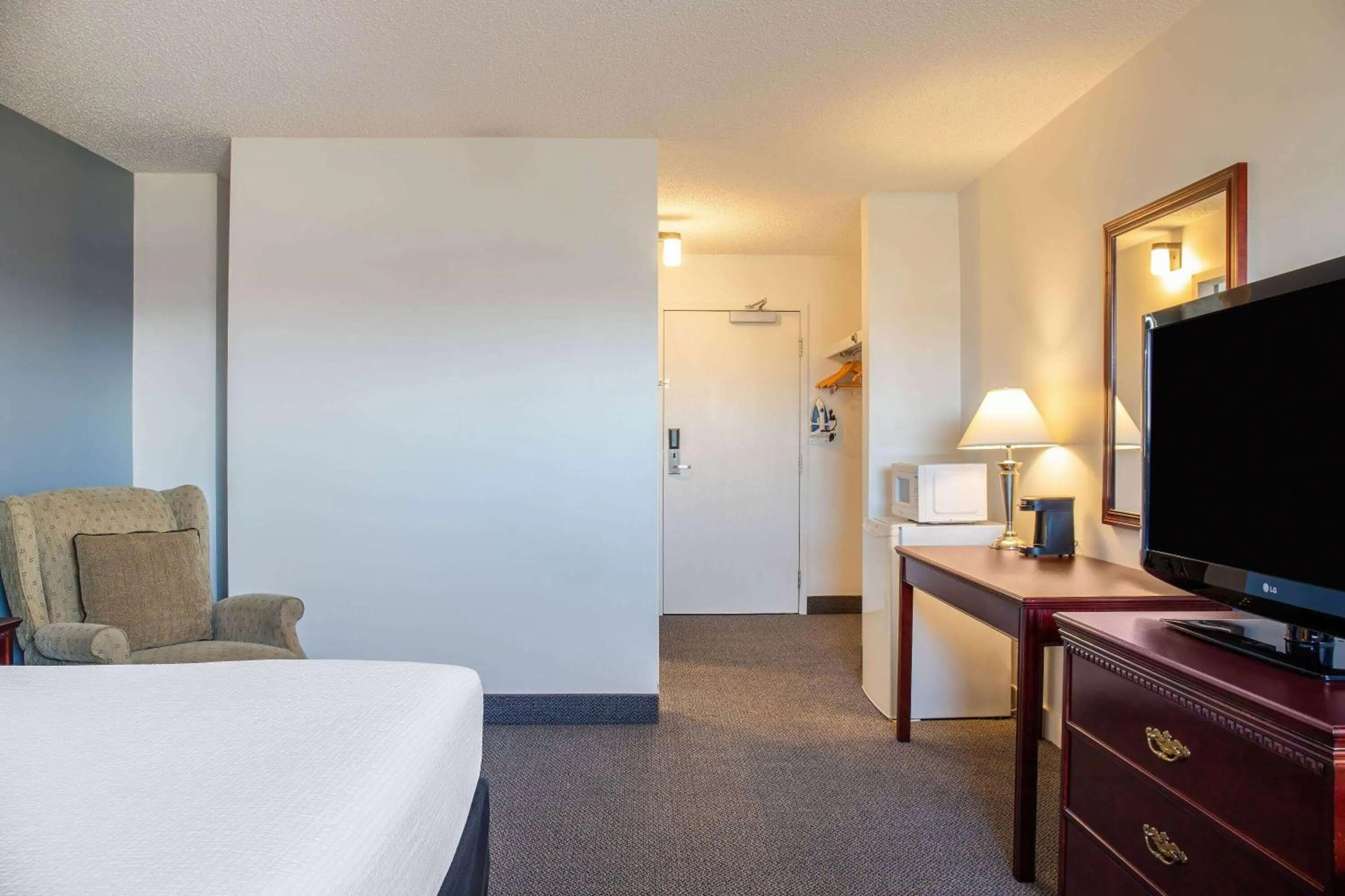 Bed in Days Inn & Conference Centre by Wyndham Camrose Norsemen