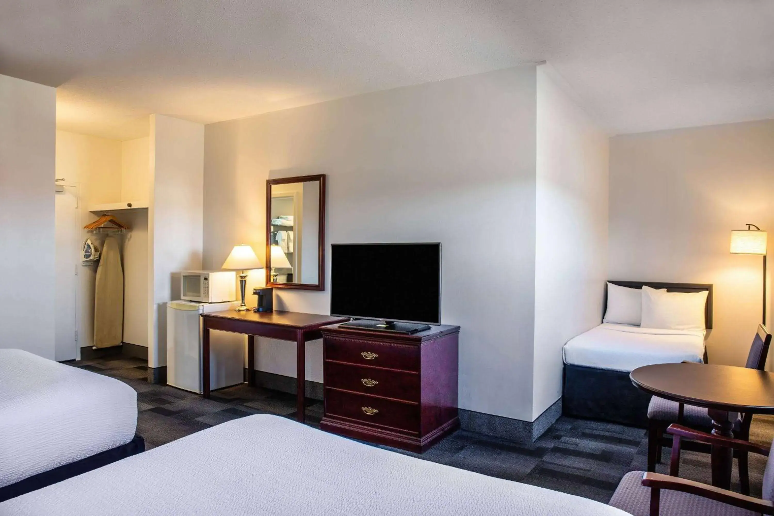 Bed in Days Inn & Conference Centre by Wyndham Camrose Norsemen Bed in Days Inn & Conference Centre by Wyndham Camrose Norsemen