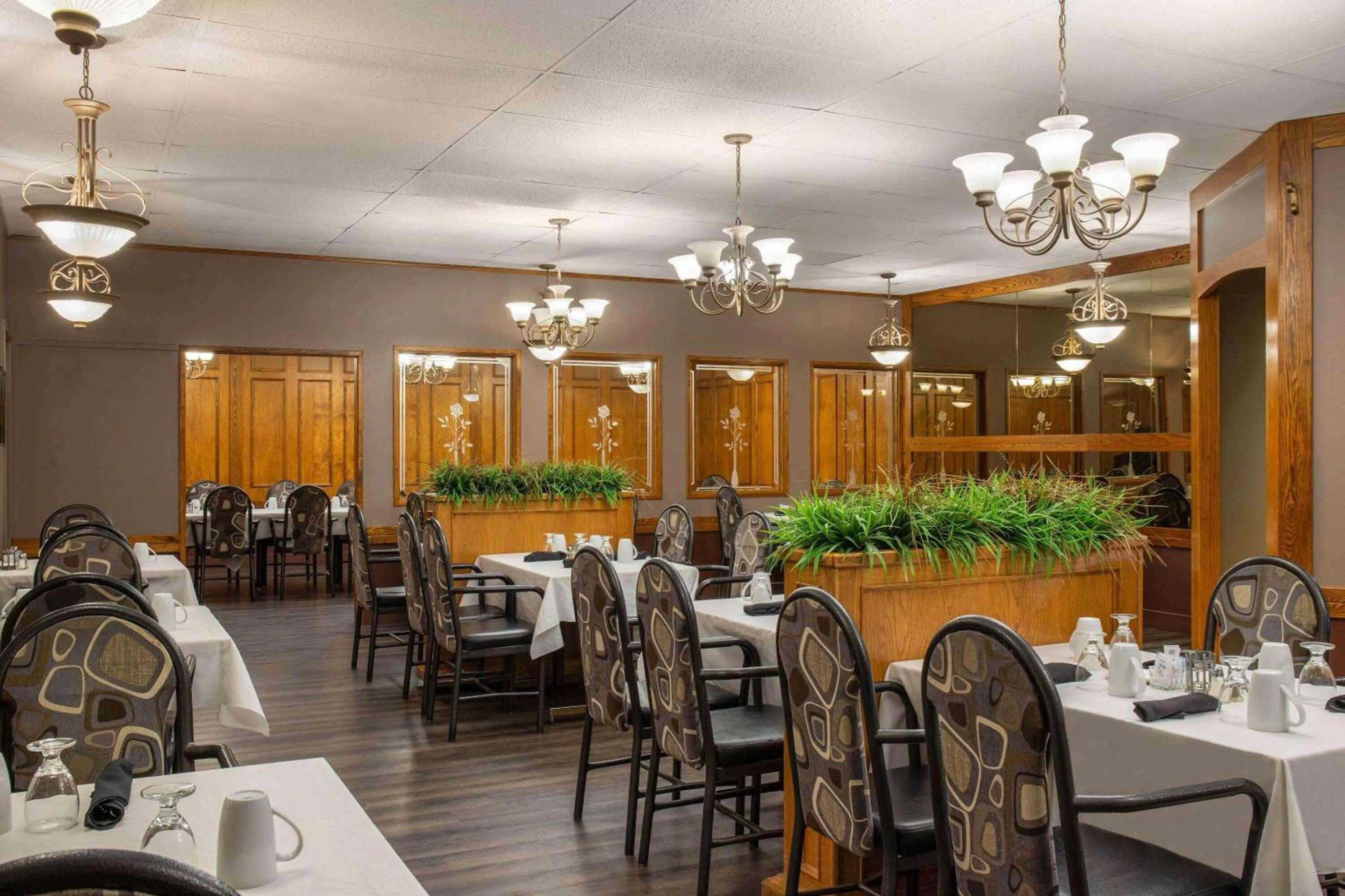 Restaurant/places to eat in Days Inn & Conference Centre by Wyndham Camrose Norsemen