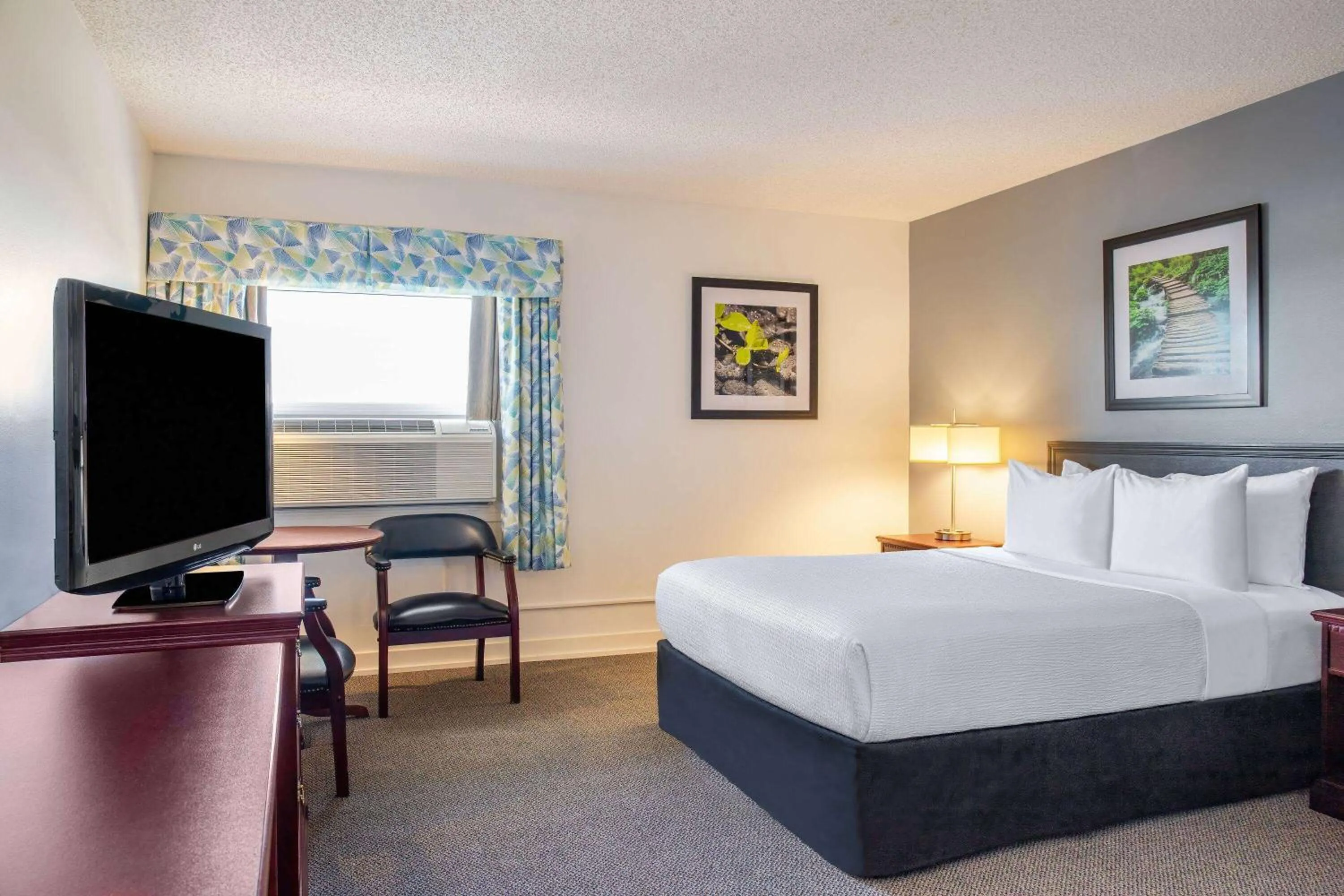 Bed in Days Inn & Conference Centre by Wyndham Camrose Norsemen