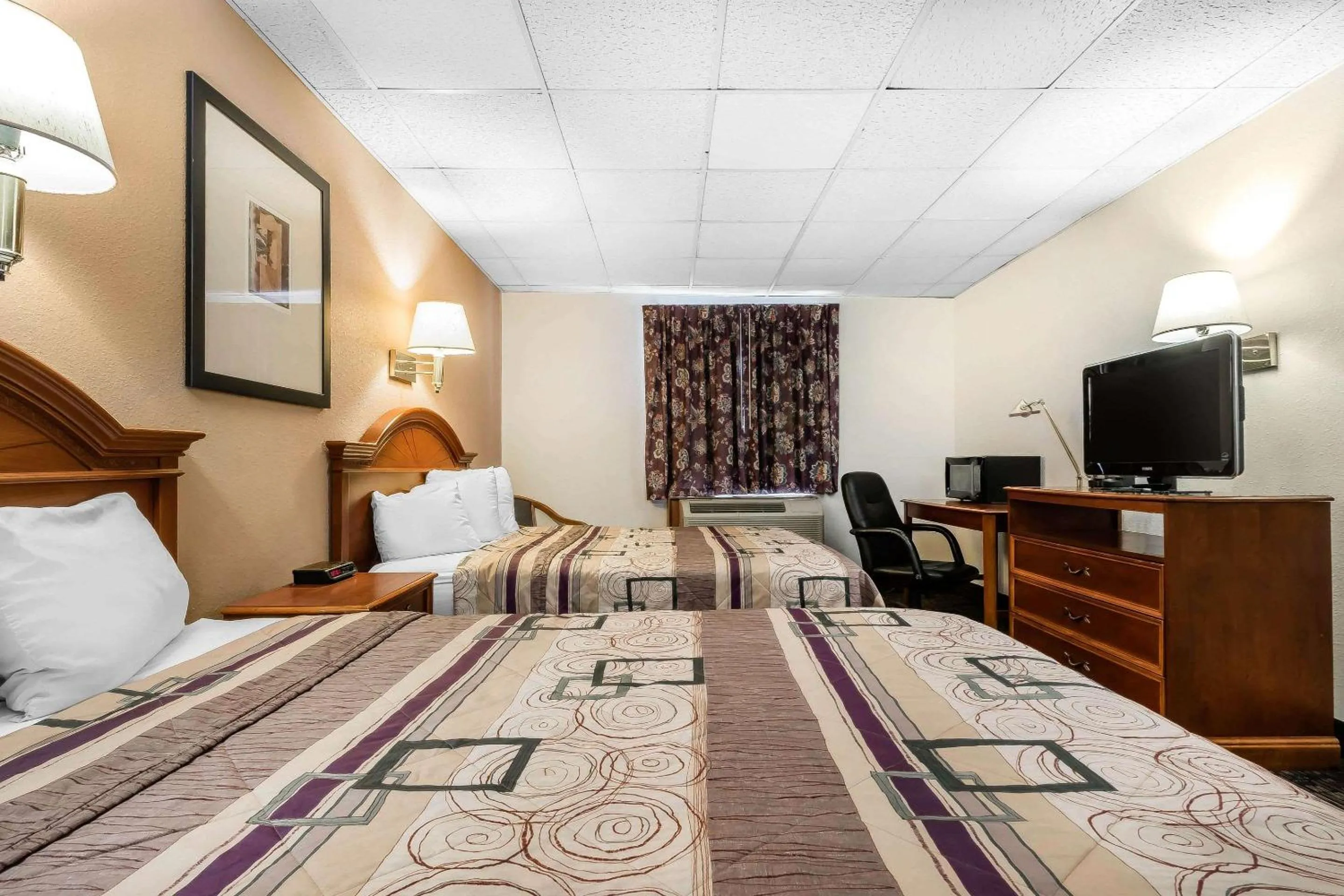 Photo of the whole room, Bed in Quality Inn & Suites Binghamton Vestal