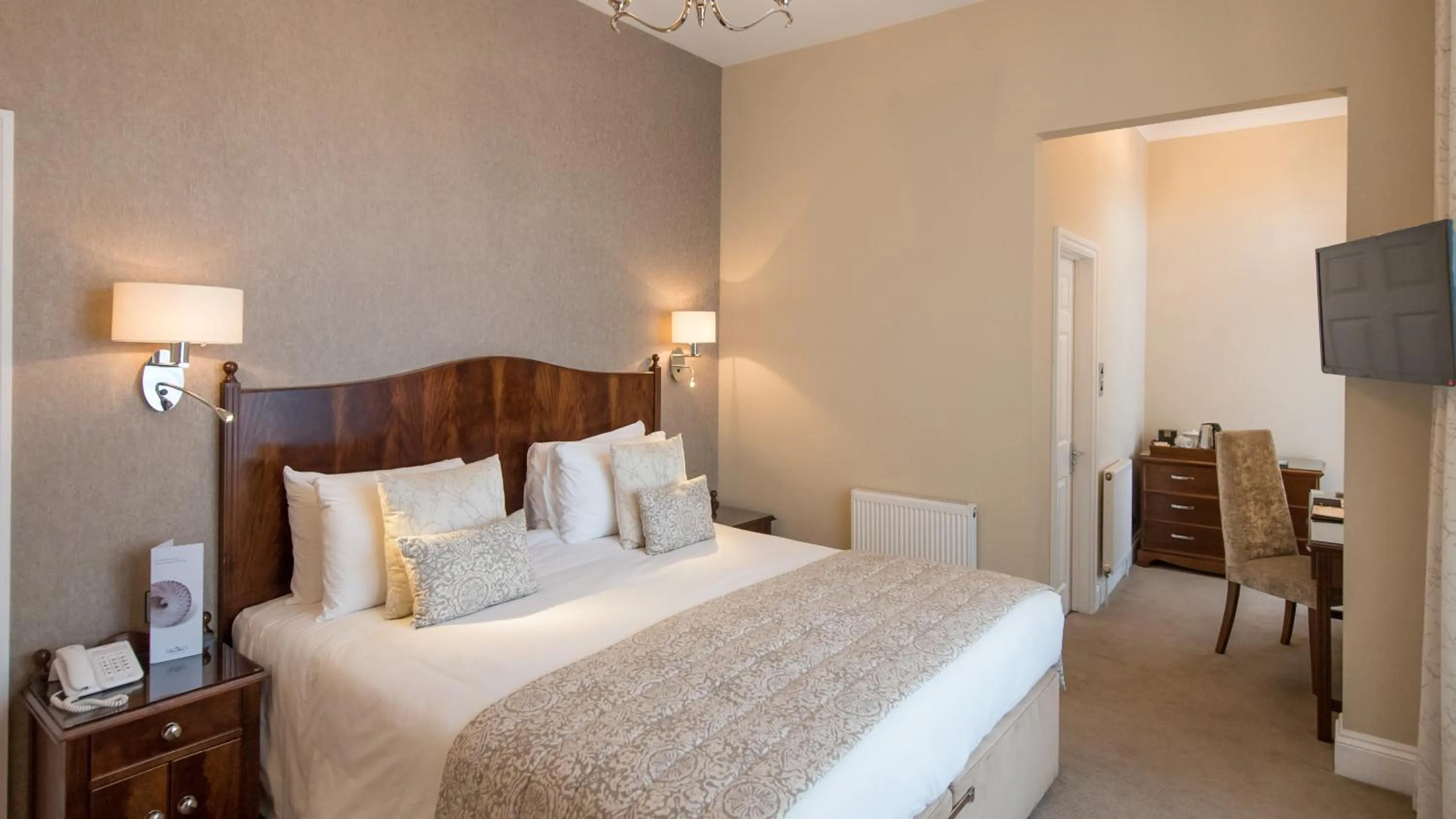 Bedroom, Bed in The Imperial Hotel