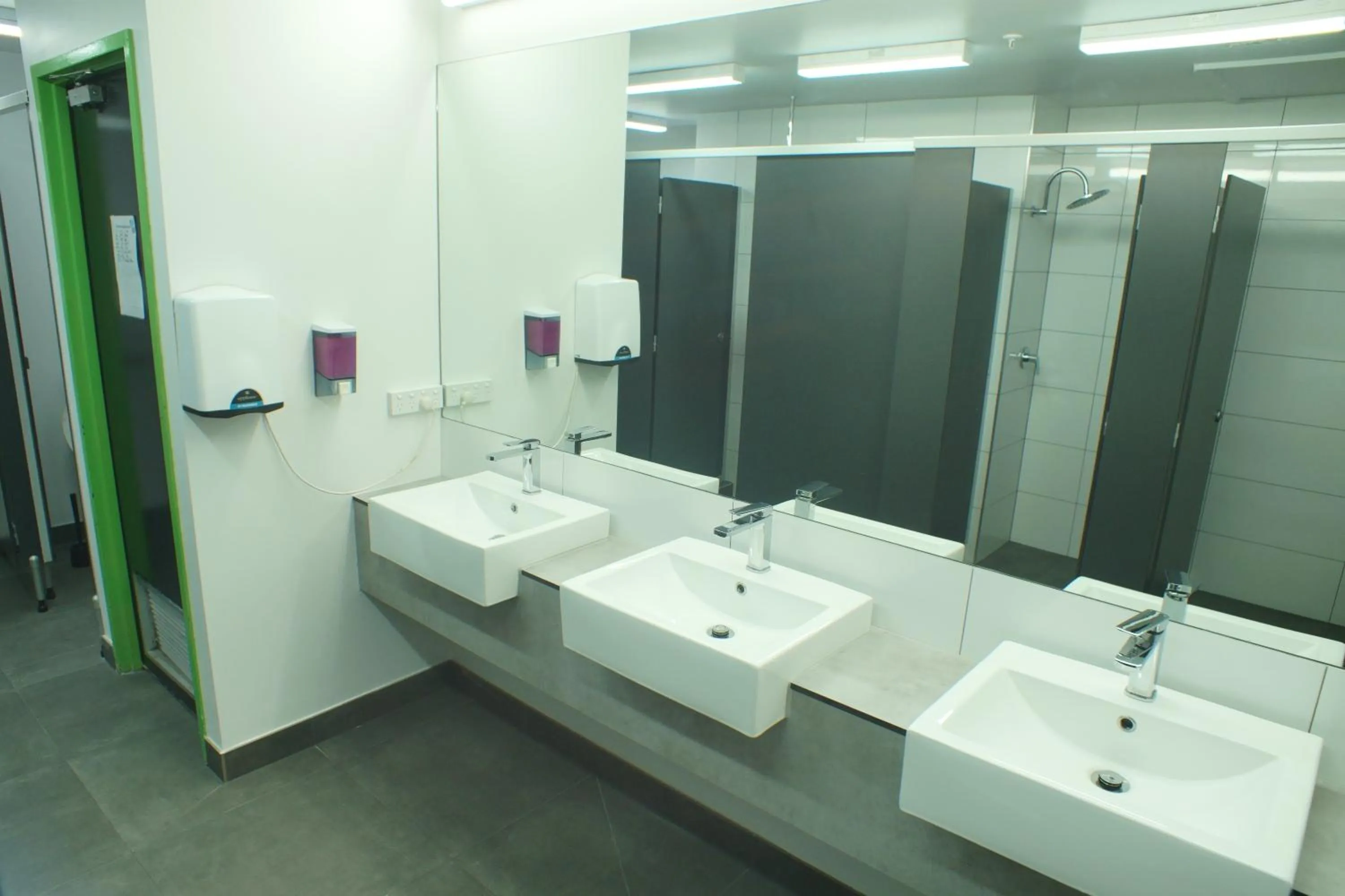 Bathroom in Melbourne City Backpackers