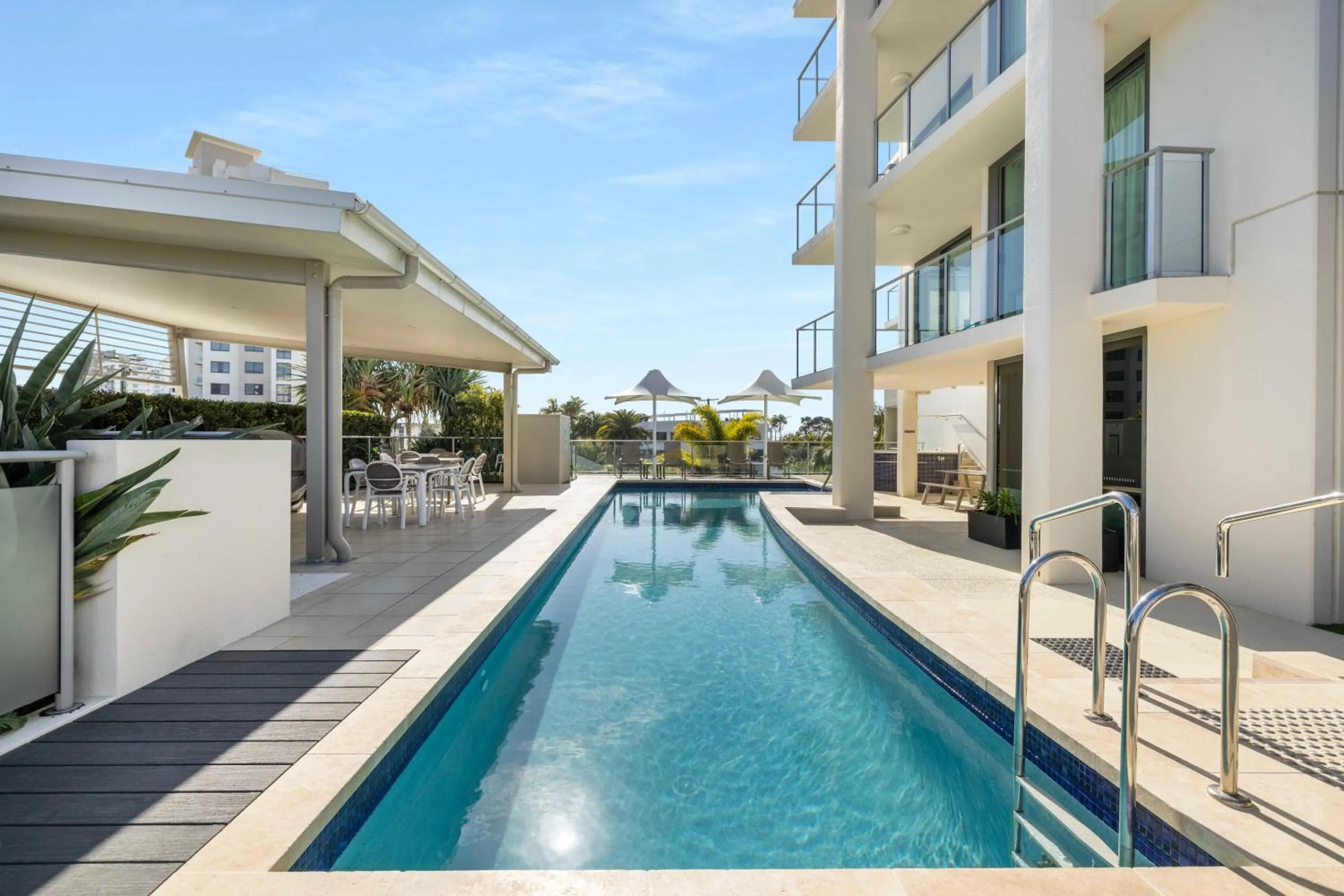 Property building in Beach on Sixth