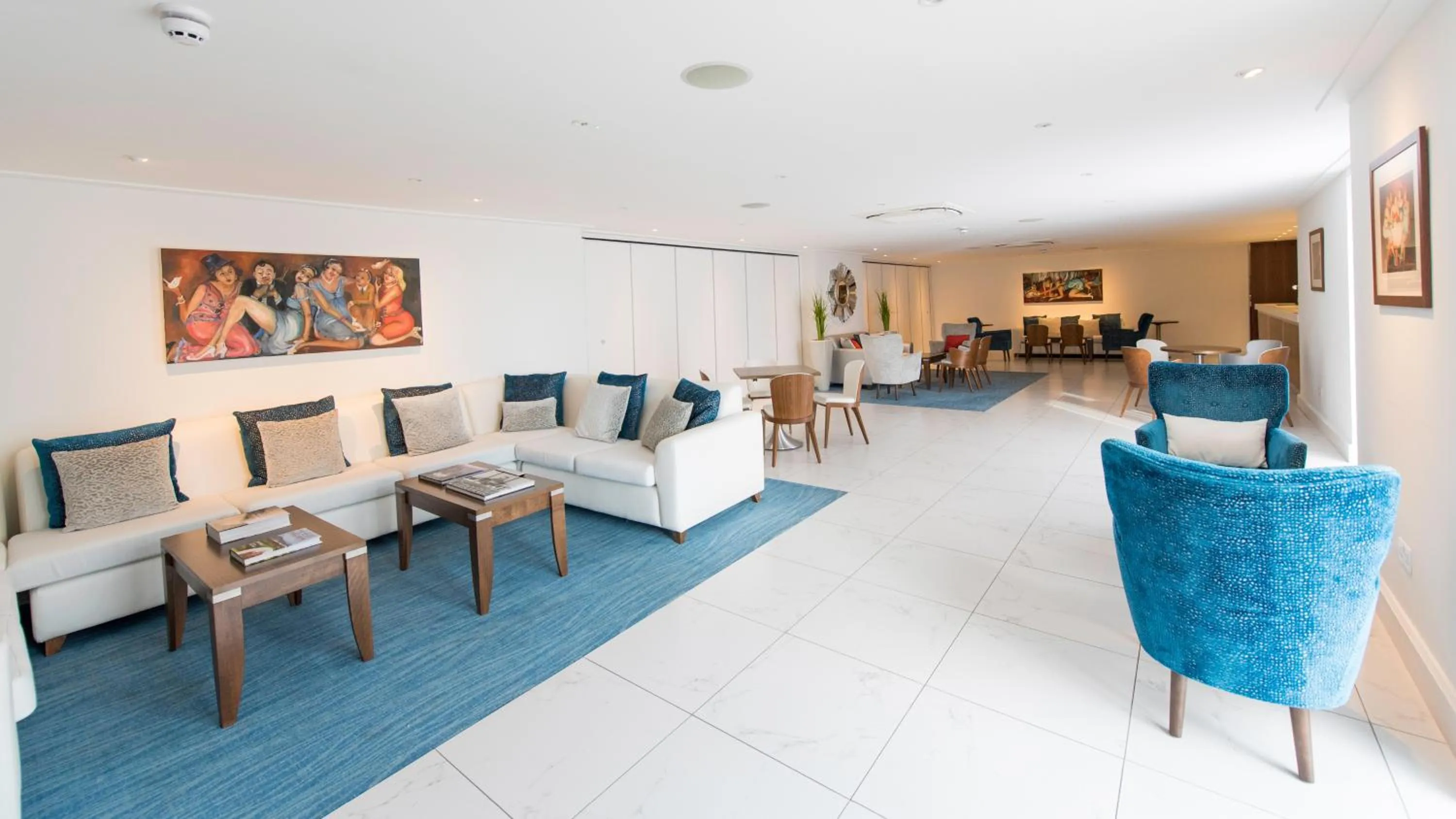 Lounge or bar in Saunton Sands Hotel Source Spa and Wellness