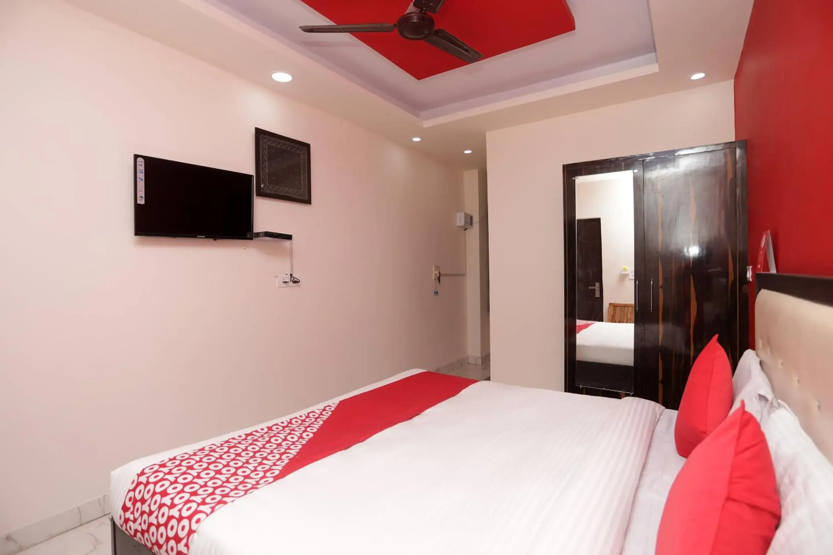 Deluxe Double Room - single occupancy in Super Hotel O Raj Palace Deluxe Double Room - single occupancy in Super Hotel O Raj Palace
