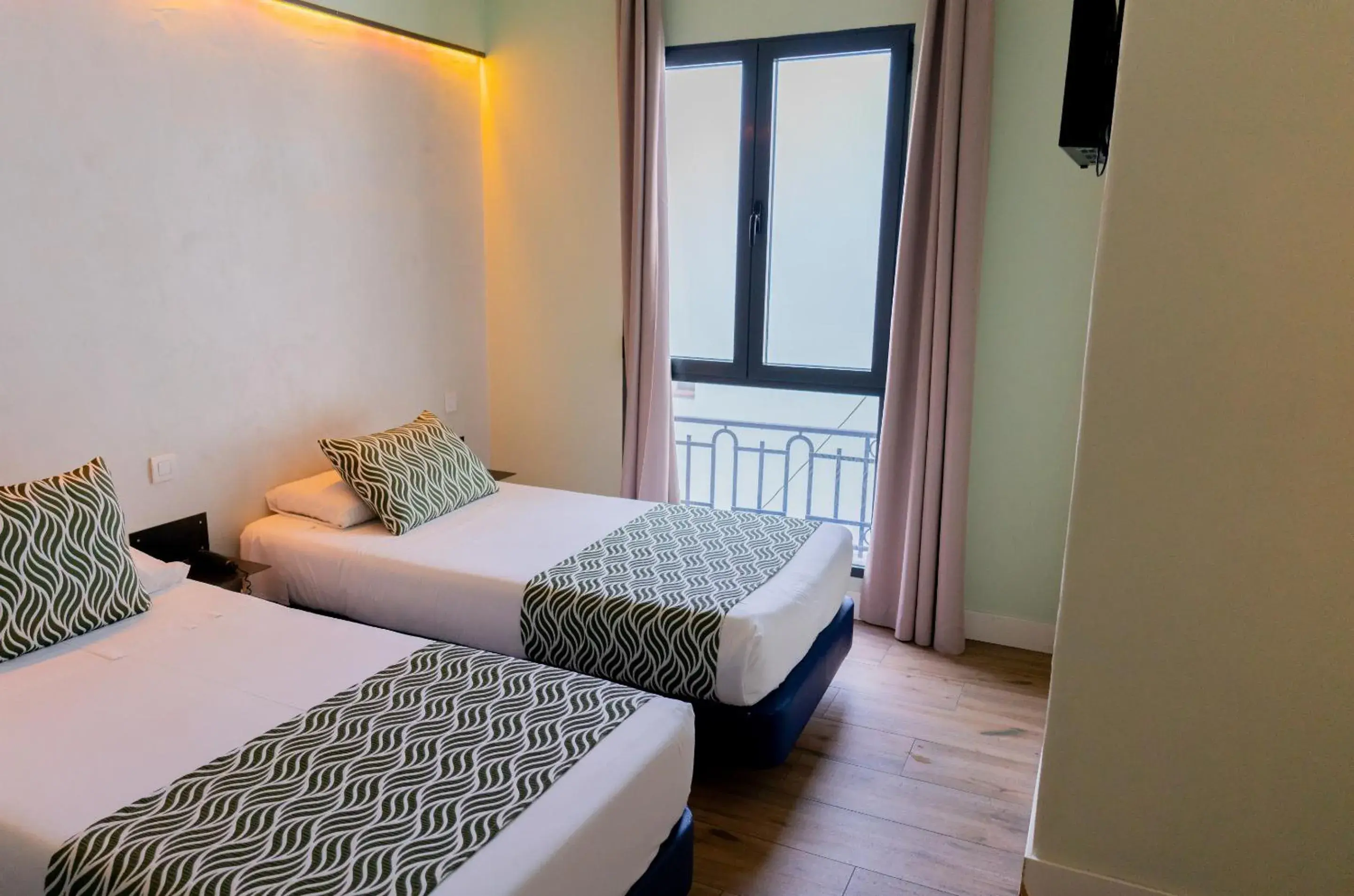 Twin Room with Private Bathroom in Hostal Charlotte-Gran Vía Twin Room with Private Bathroom in Hostal Charlotte-Gran Vía