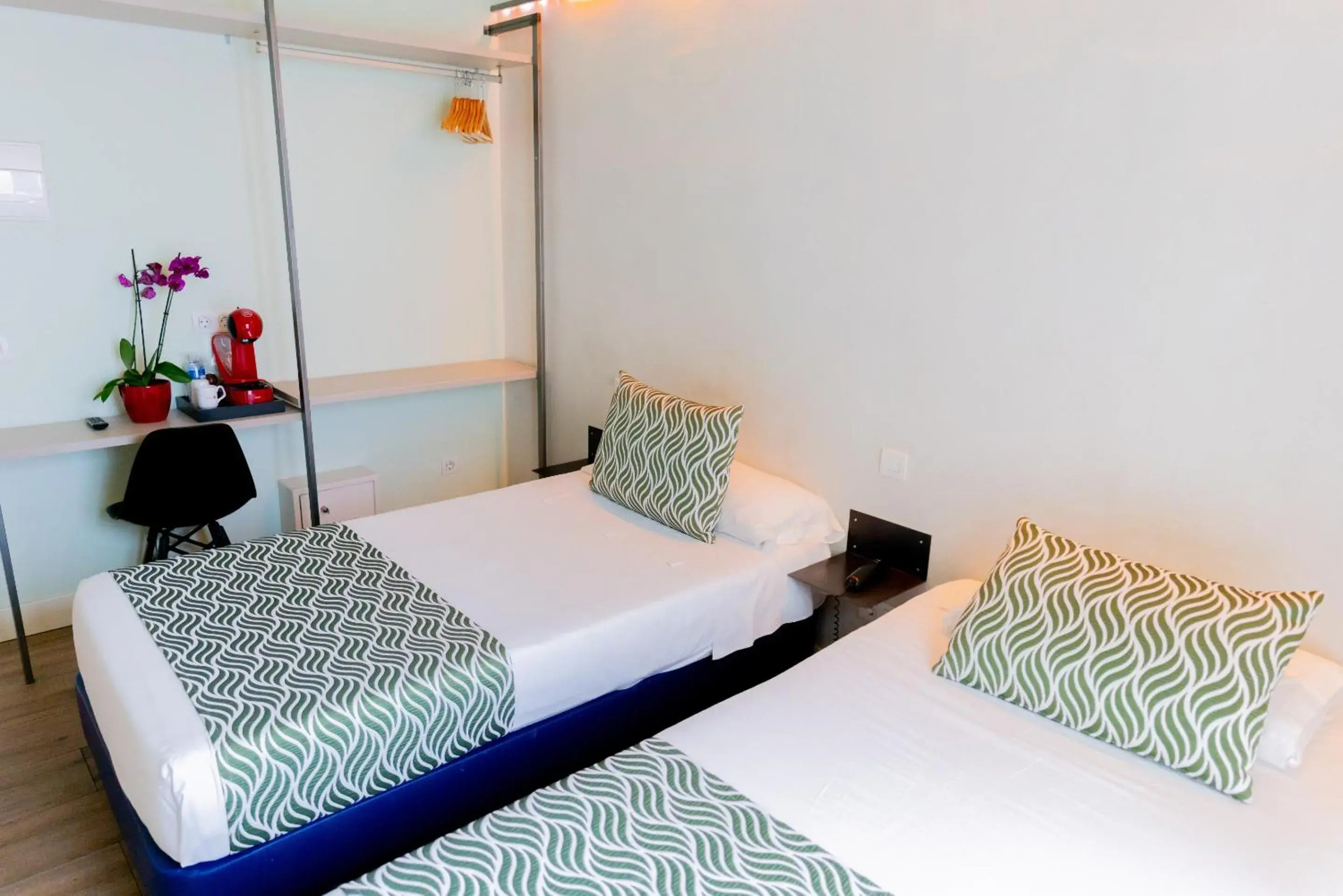Twin Room with Private Bathroom in Hostal Charlotte-Gran Vía Twin Room with Private Bathroom in Hostal Charlotte-Gran Vía