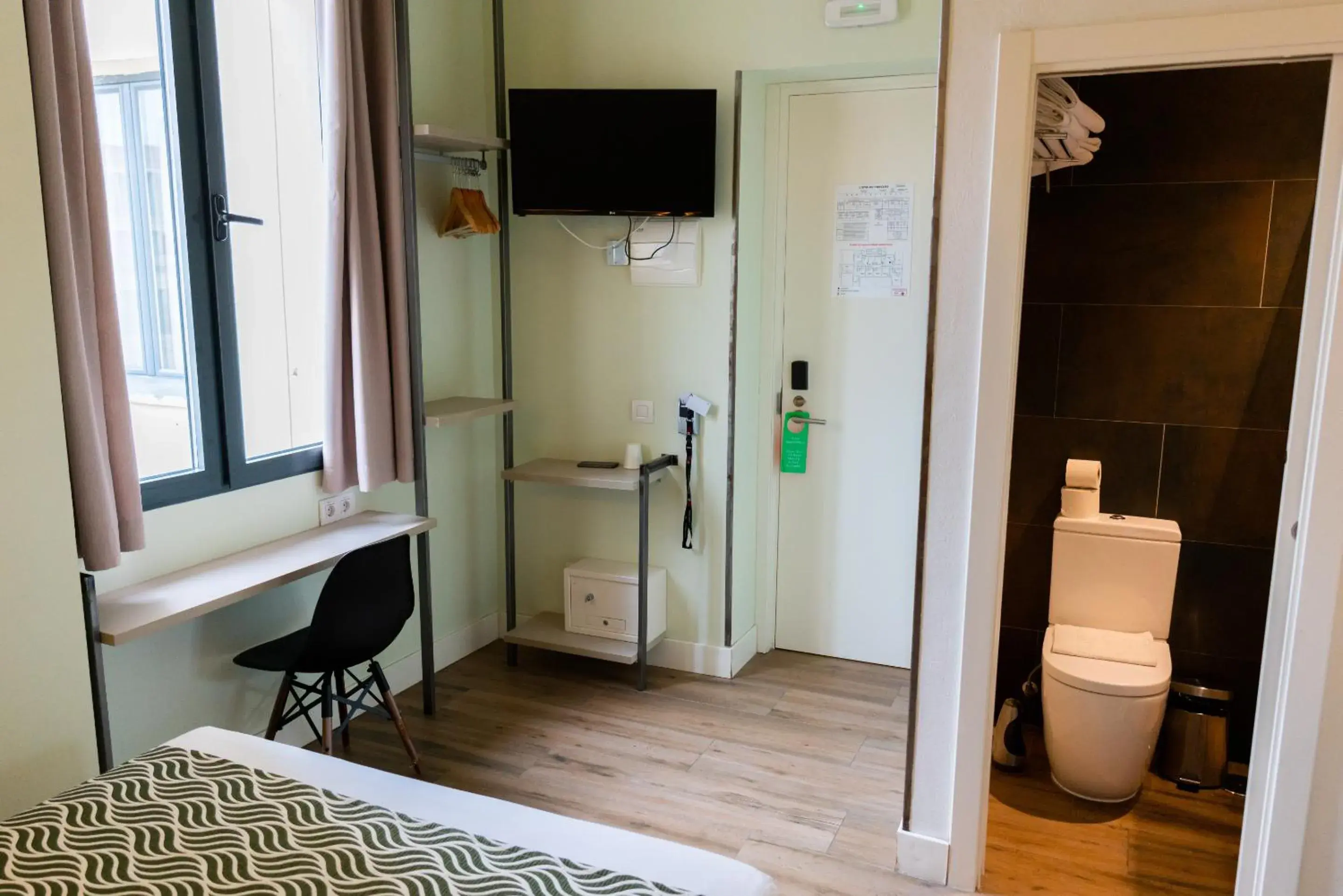 Basic Triple Room in Hostal Charlotte-Gran Vía Basic Triple Room in Hostal Charlotte-Gran Vía