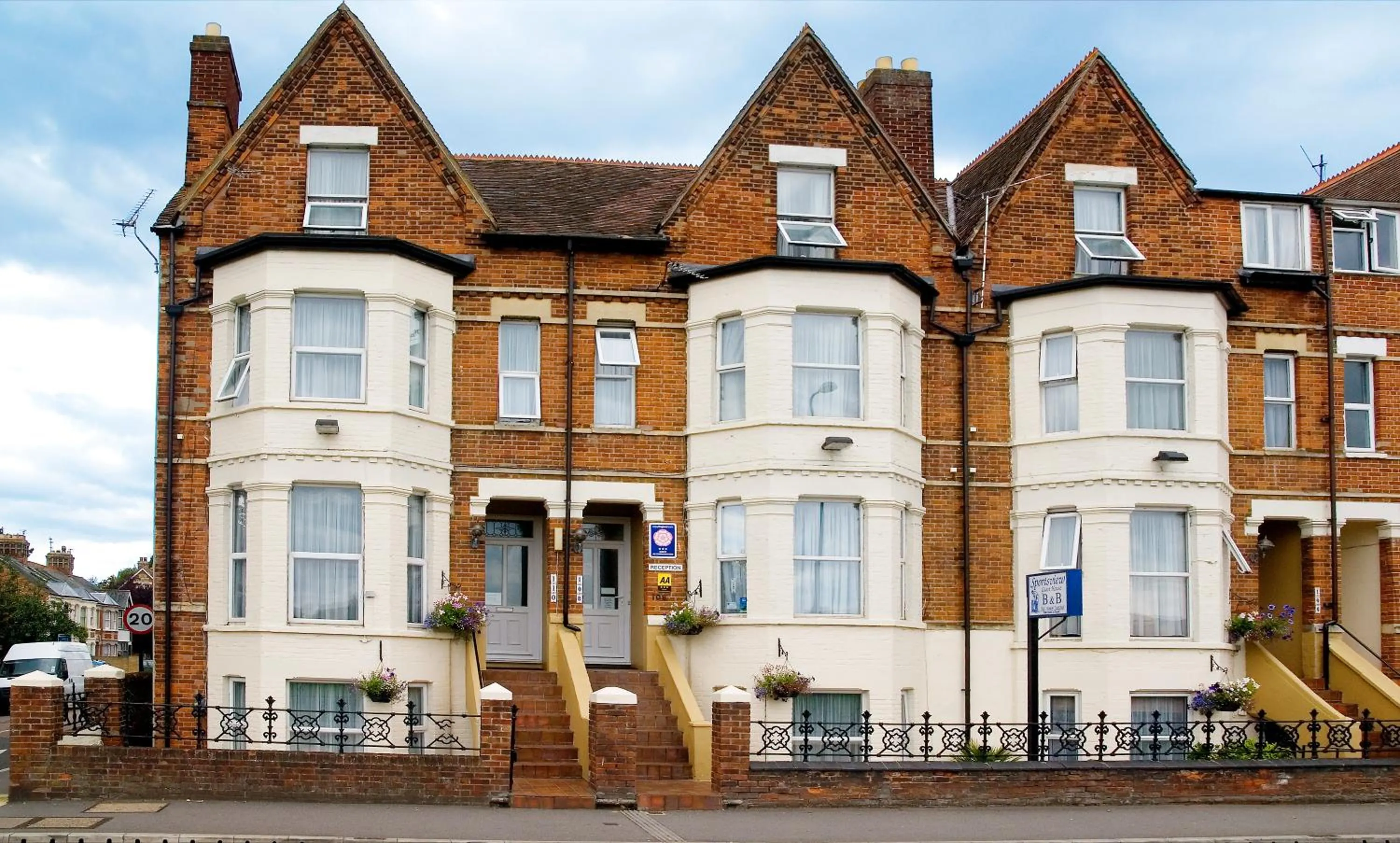 Facade/entrance in The Sportsview Guest House