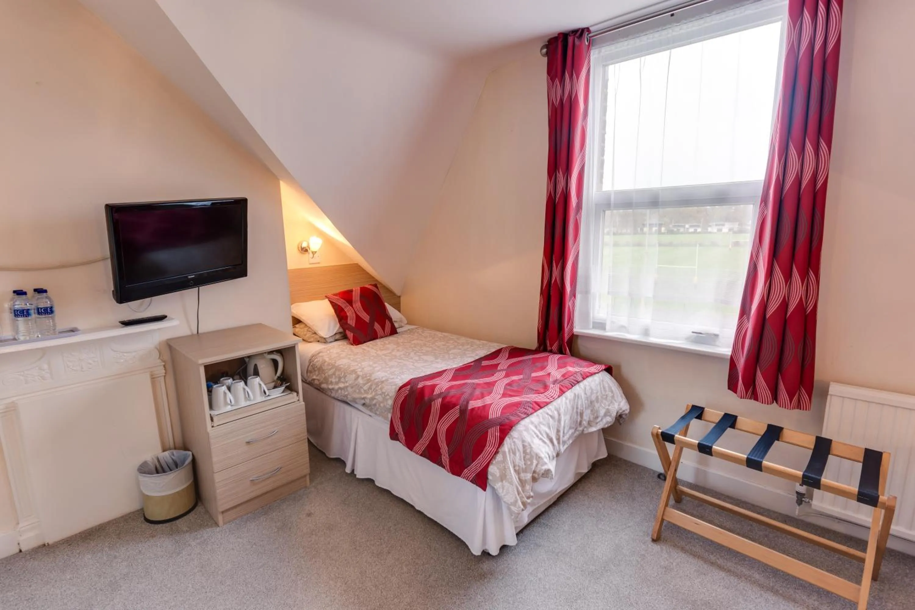 Bedroom, Bed in The Sportsview Guest House