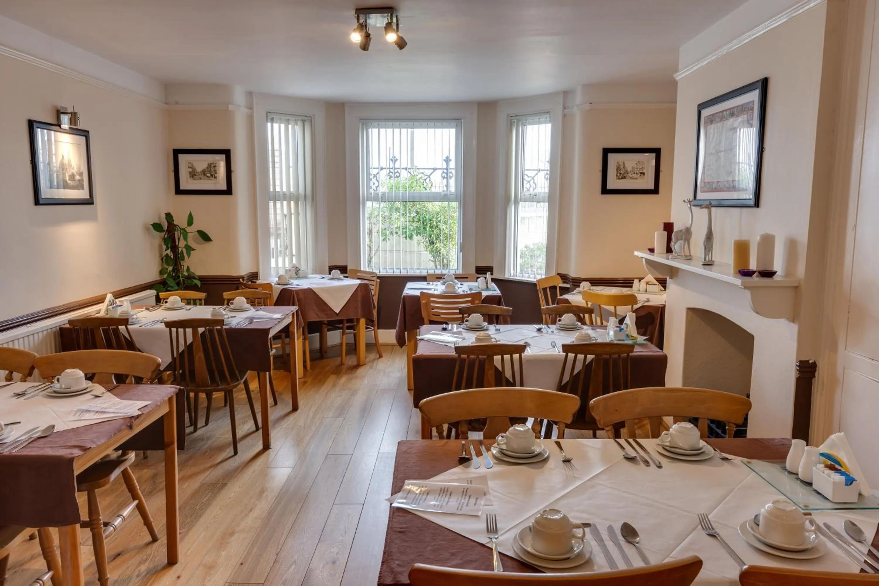 Restaurant/places to eat in The Sportsview Guest House