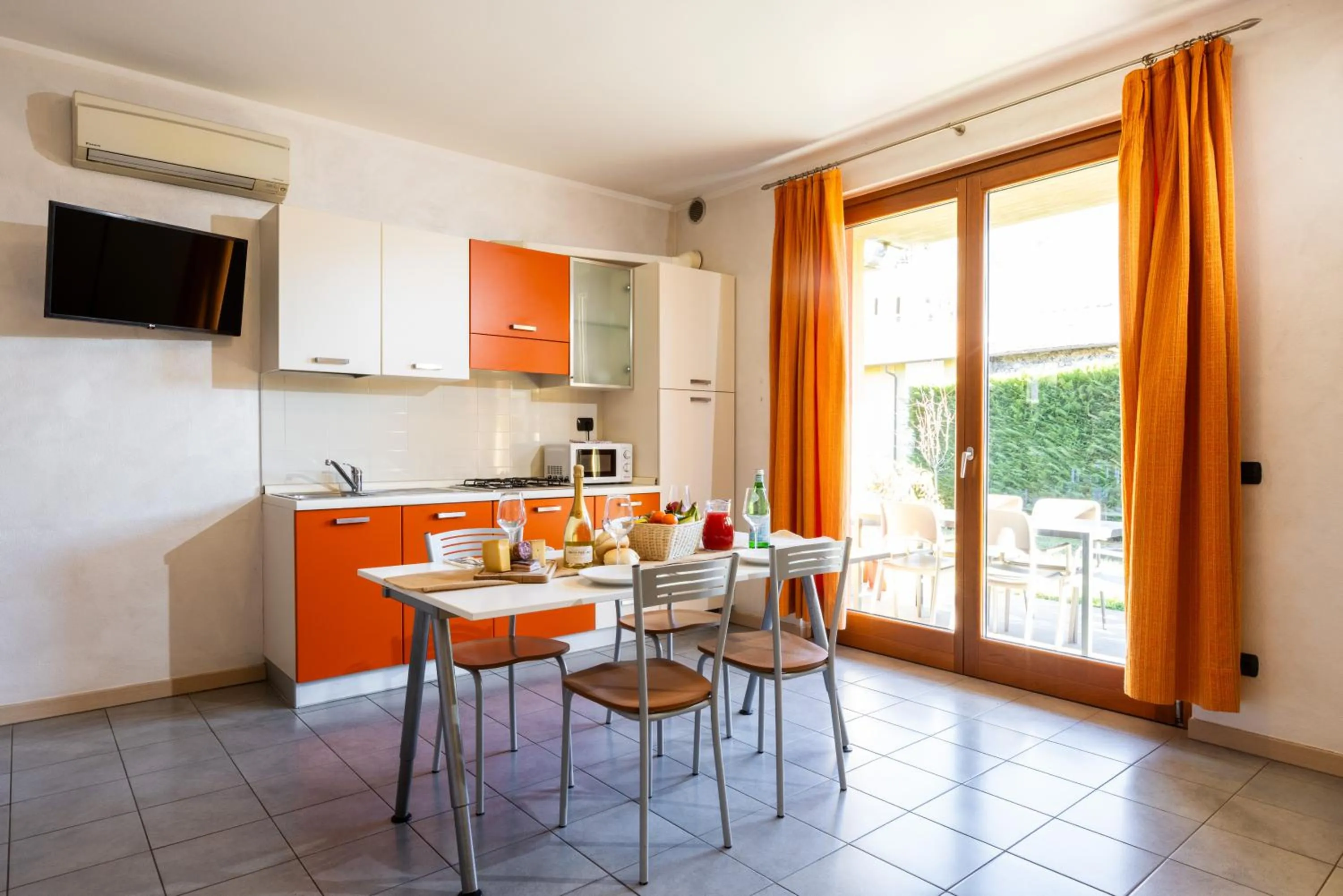 TV and multimedia in Spluga "Relax & Apartaments" by Alfio Colombo