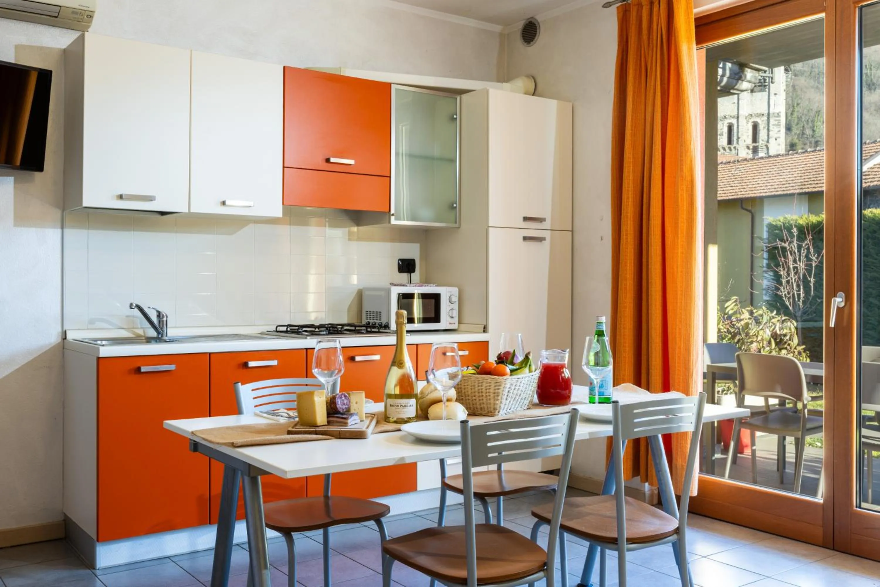 Kitchen or kitchenette in Spluga "Relax & Apartaments" by Alfio Colombo