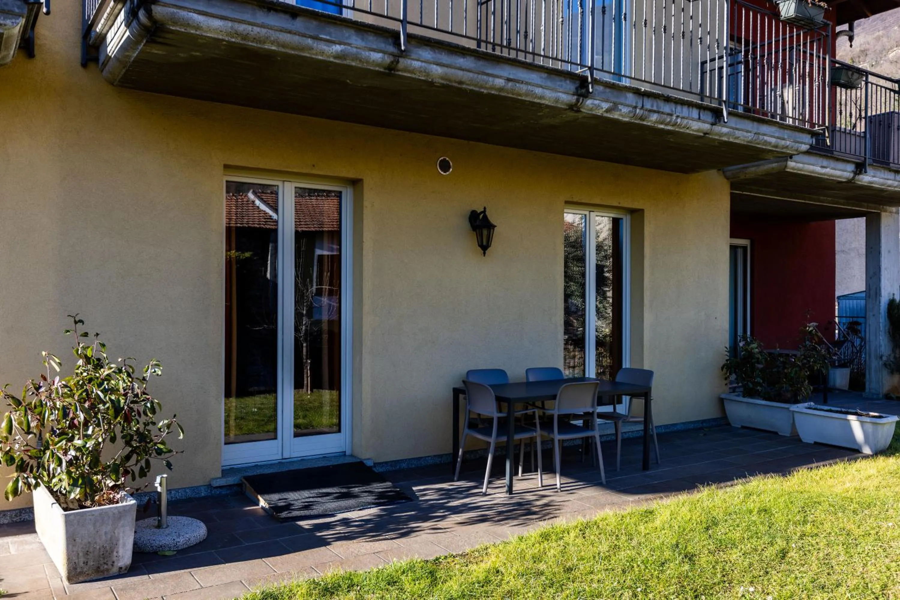 Patio in Spluga "Relax & Apartaments" by Alfio Colombo