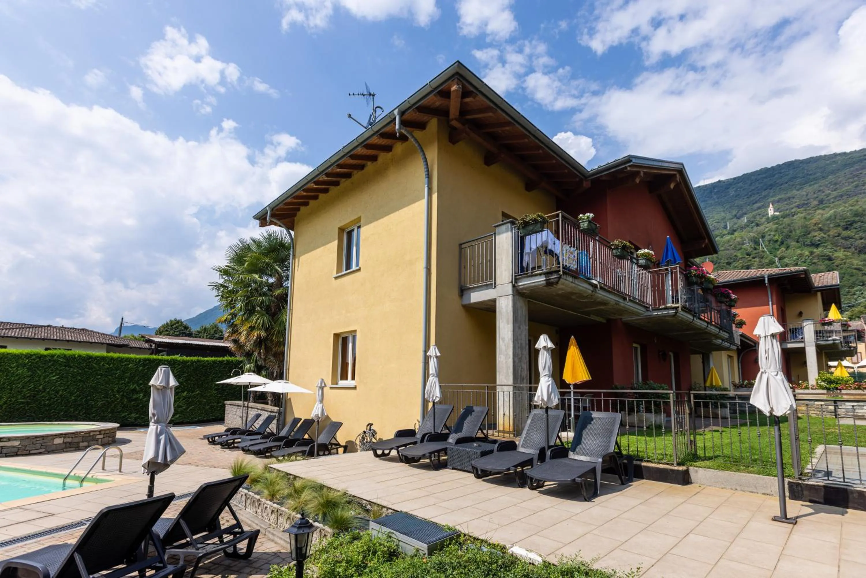 Garden in Spluga "Relax & Apartaments" by Alfio Colombo