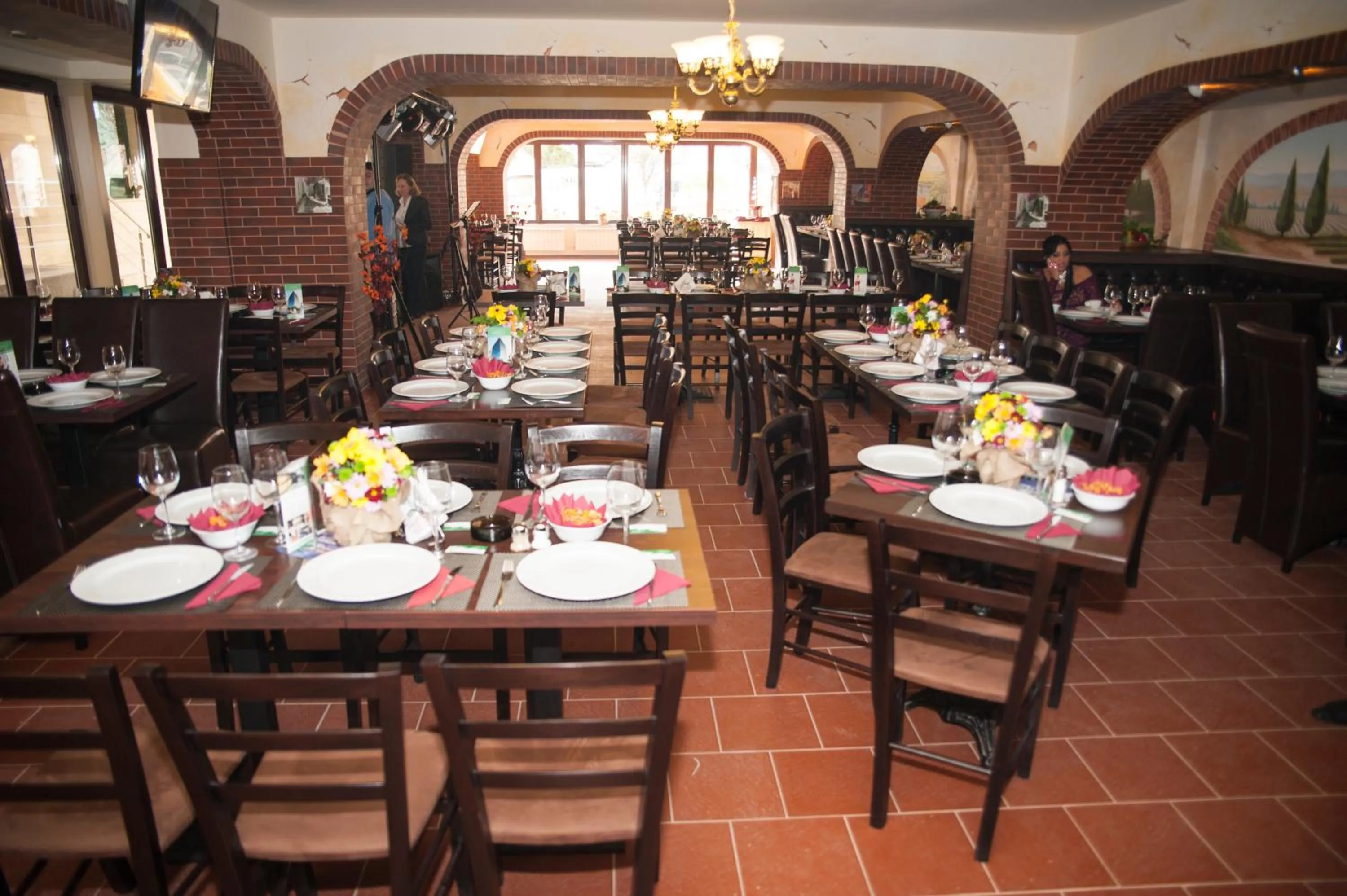 Restaurant/places to eat in West Plaza Hotel