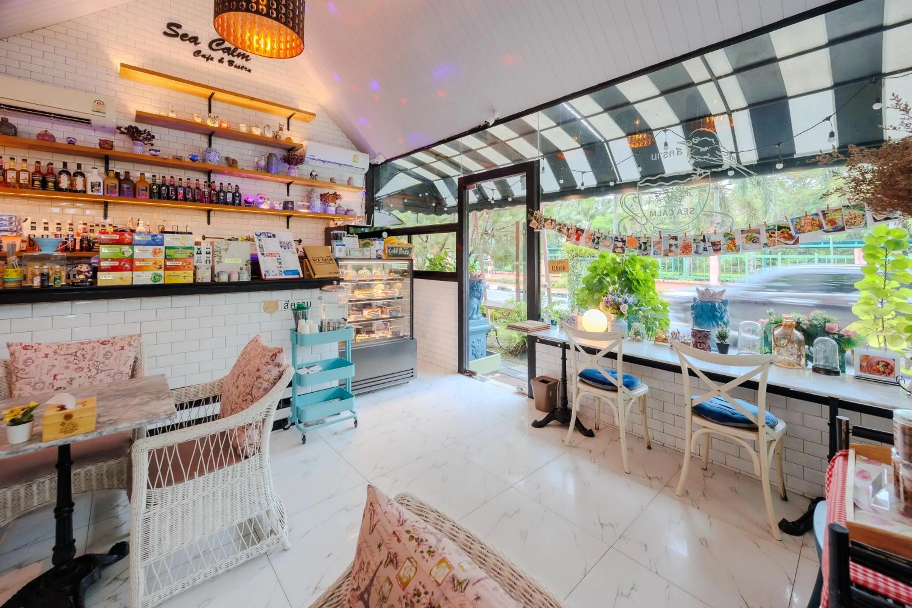 Restaurant/places to eat in Perennial Resort