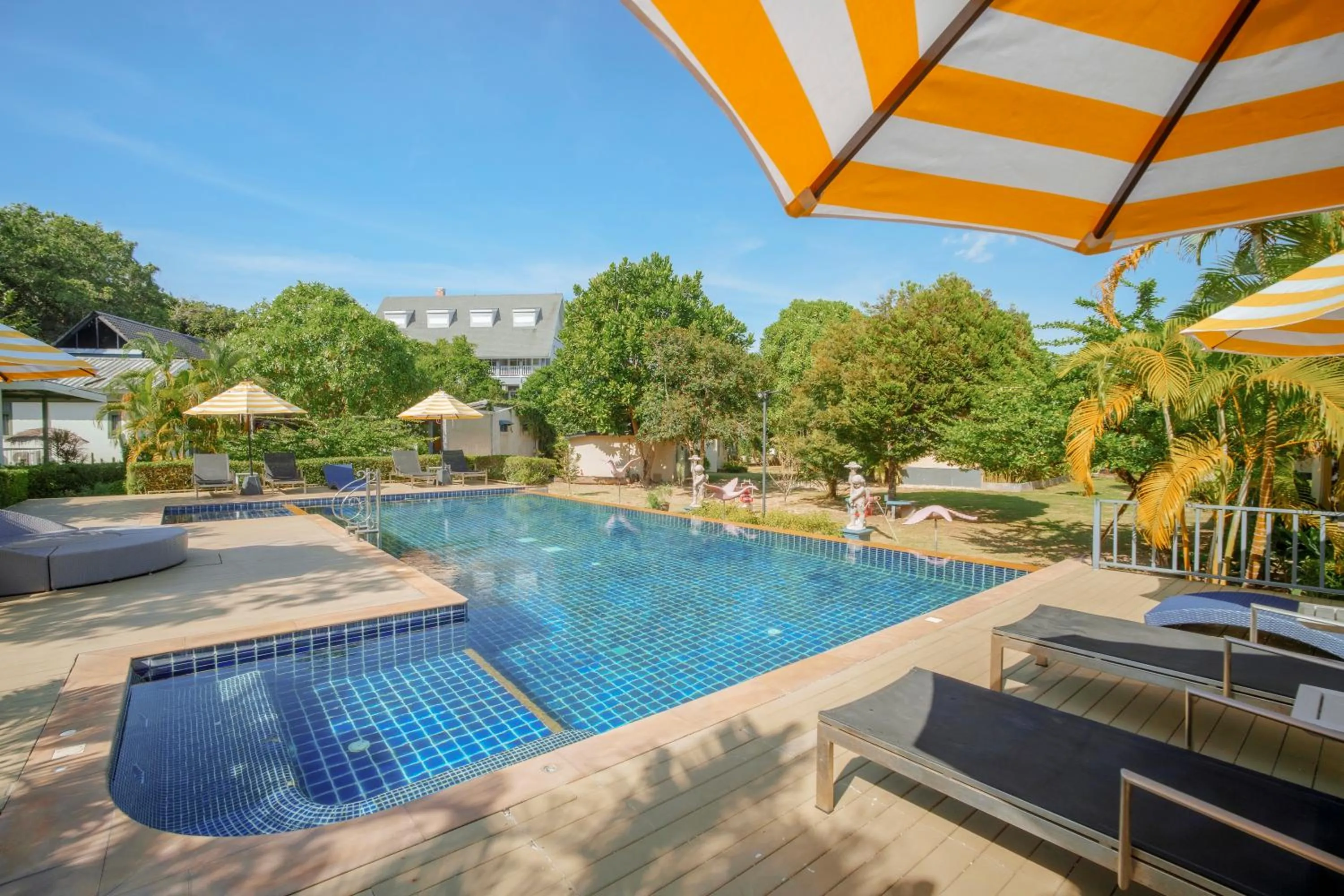 Swimming pool in Perennial Resort