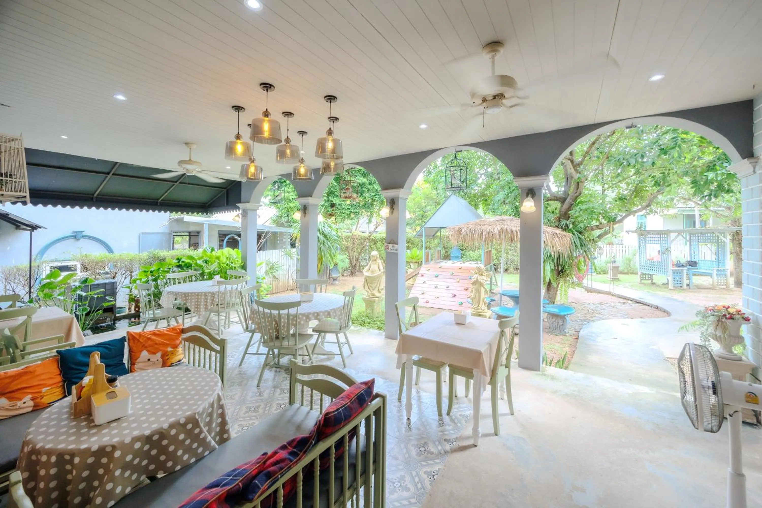 Restaurant/places to eat in Perennial Resort