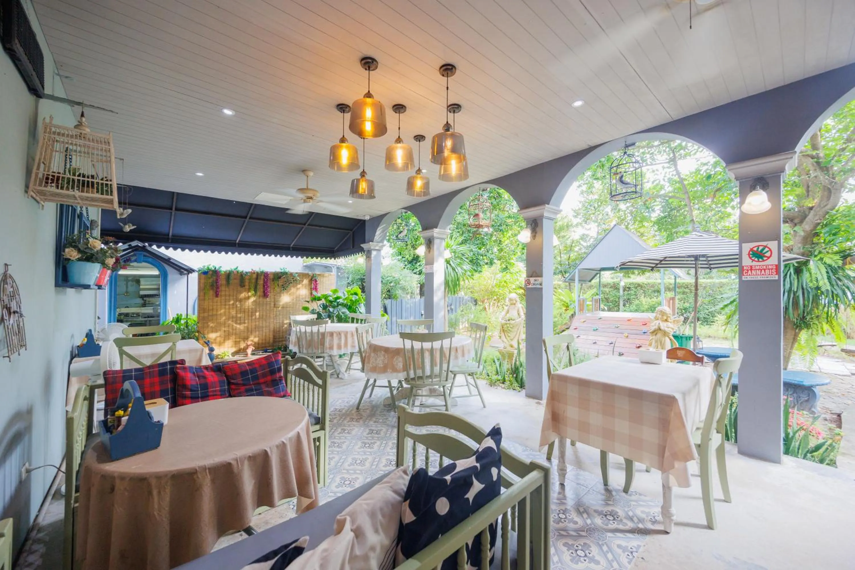 Restaurant/places to eat in Perennial Resort