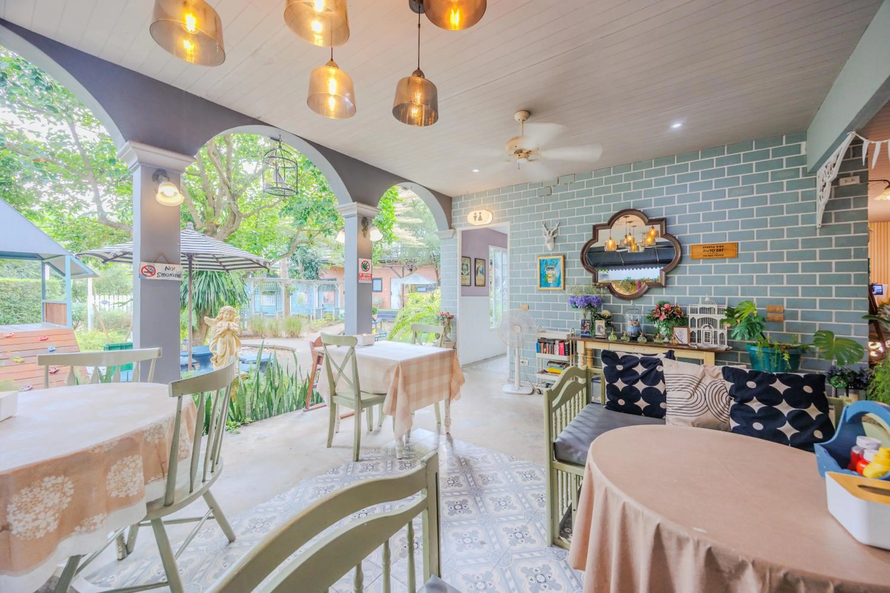 Restaurant/places to eat in Perennial Resort