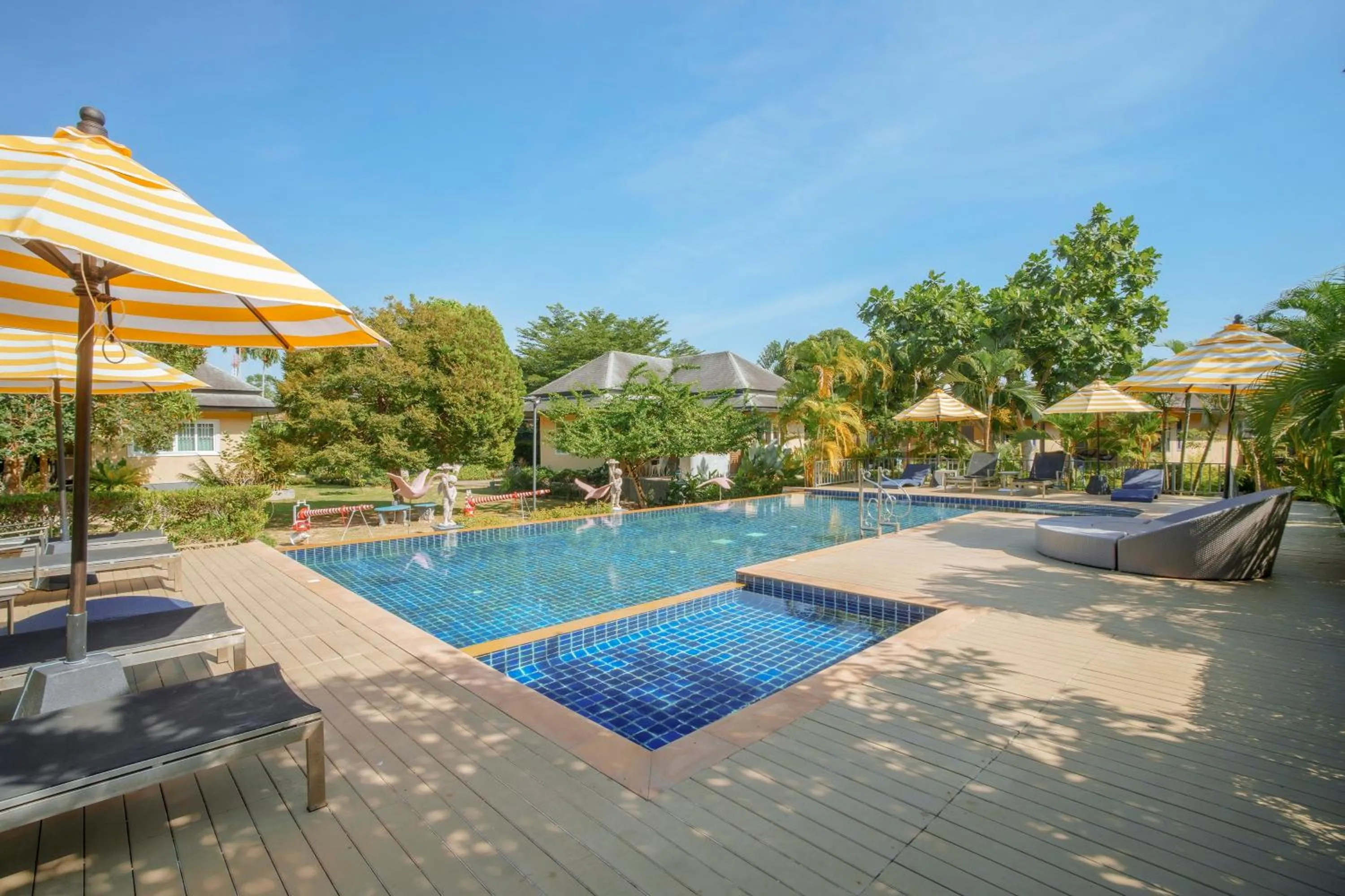 Swimming pool in Perennial Resort
