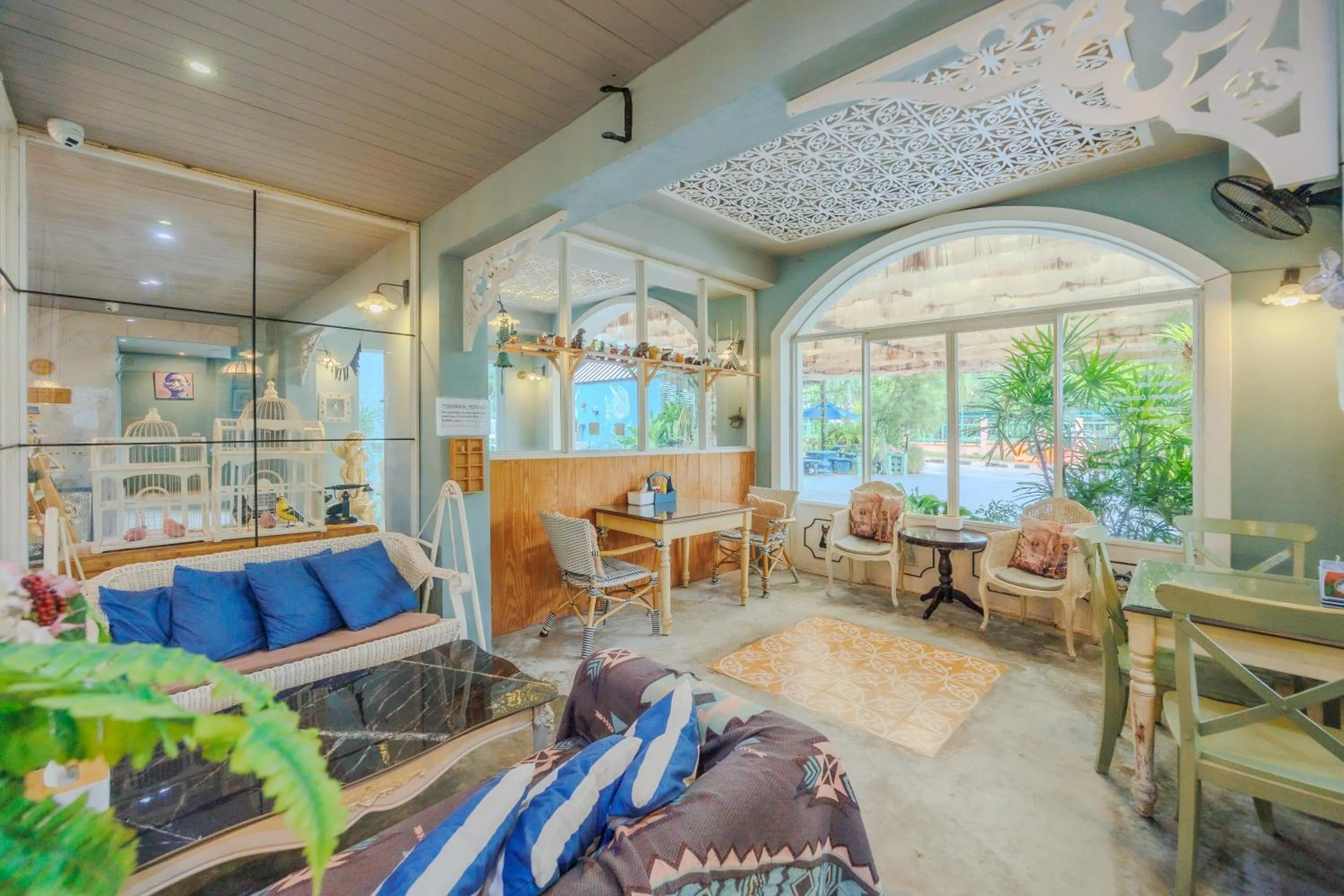 Restaurant/places to eat in Perennial Resort