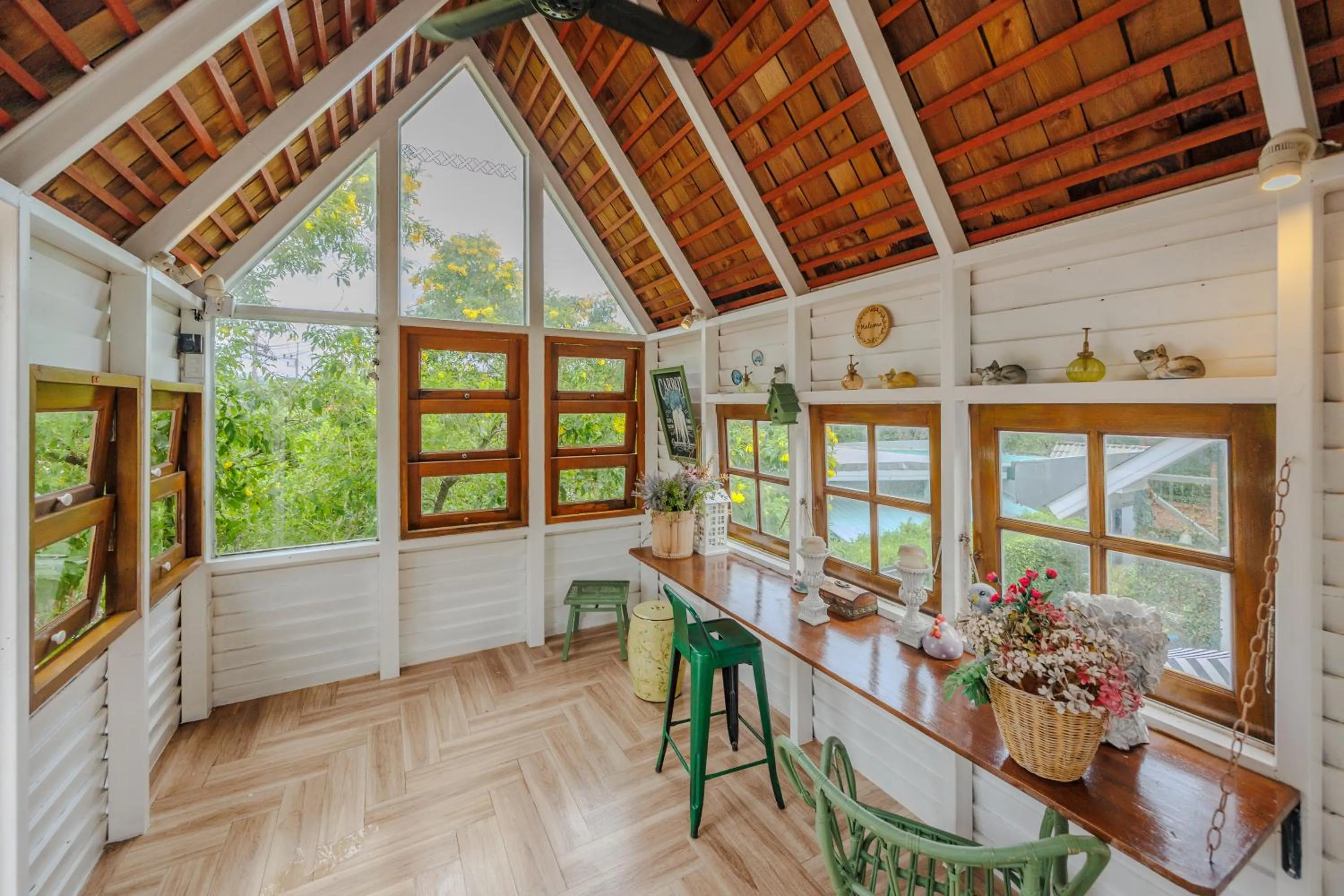 Restaurant/places to eat in Perennial Resort