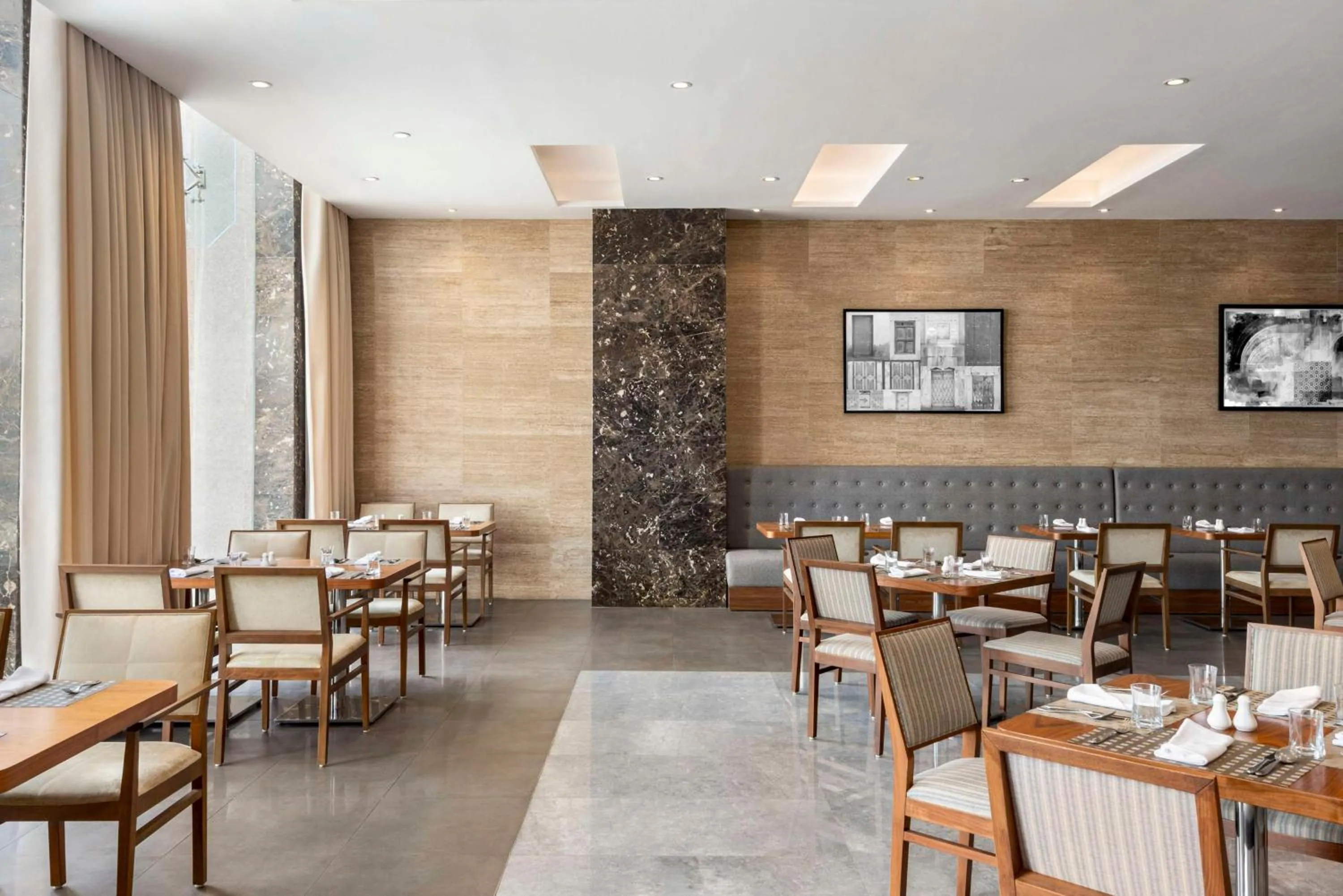 Restaurant/places to eat in Radisson Hotel Muscat Panorama