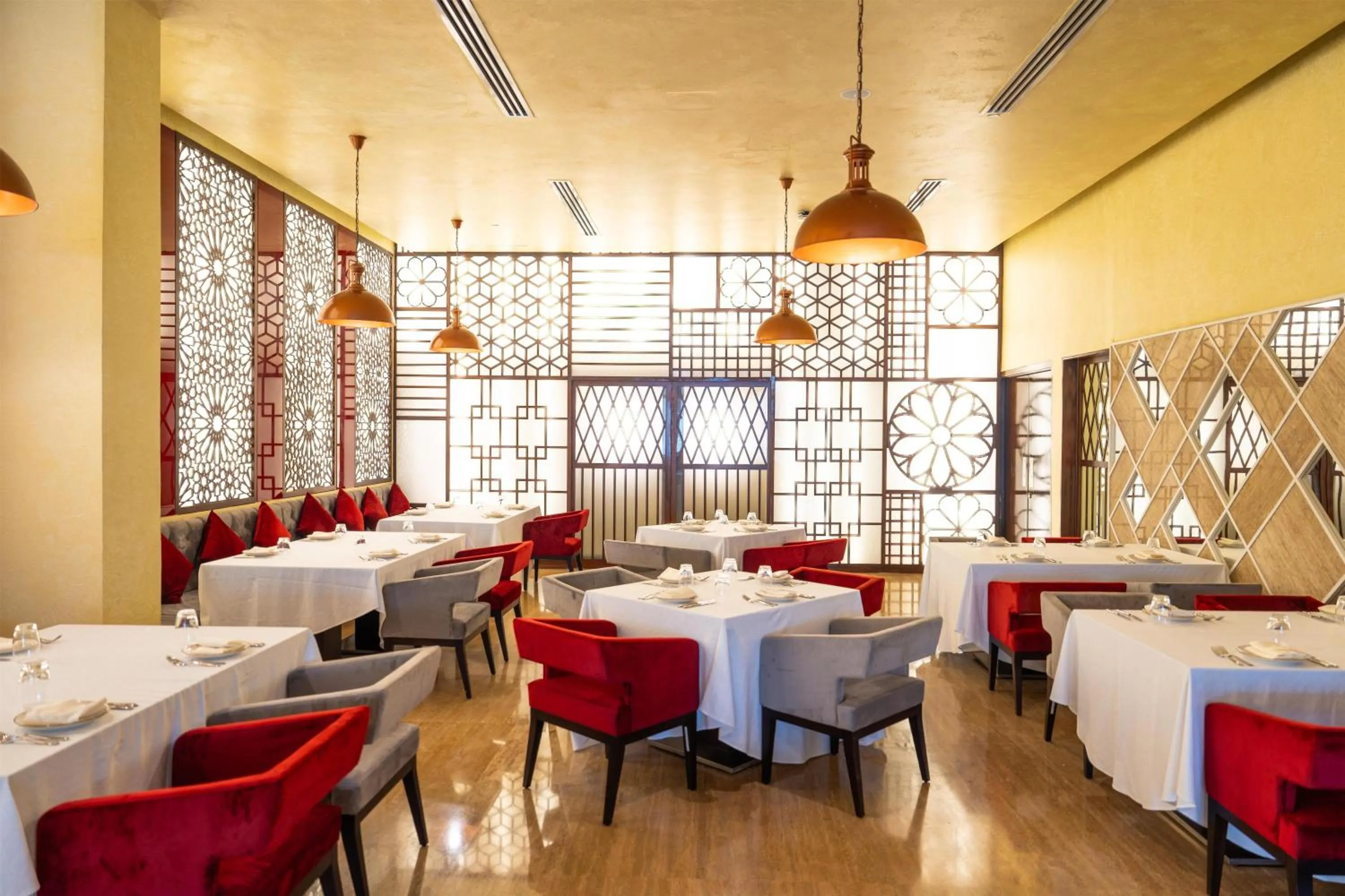 Restaurant/places to eat in Radisson Hotel Muscat Panorama