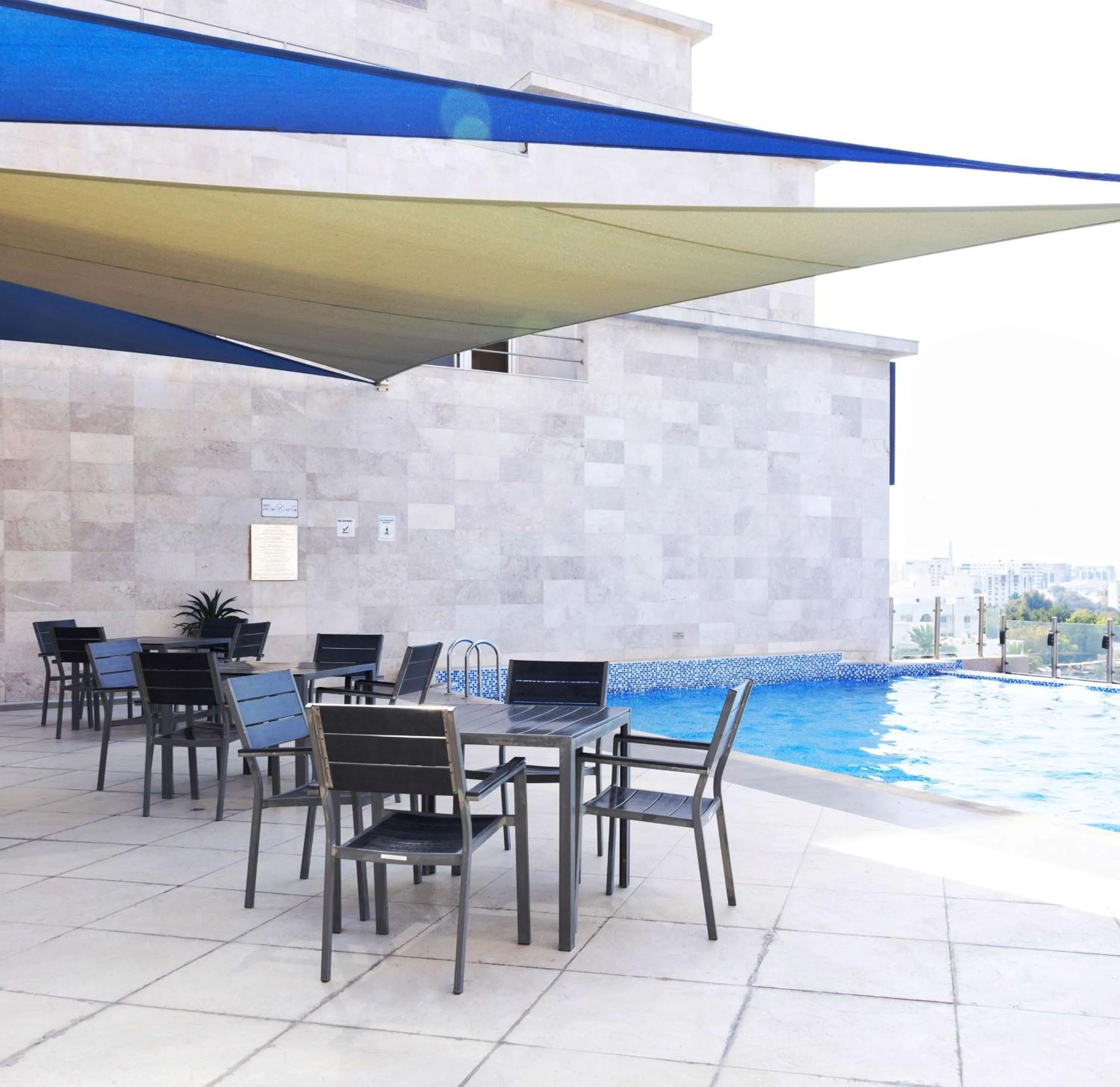 Lounge or bar in Radisson Hotel Muscat Panorama