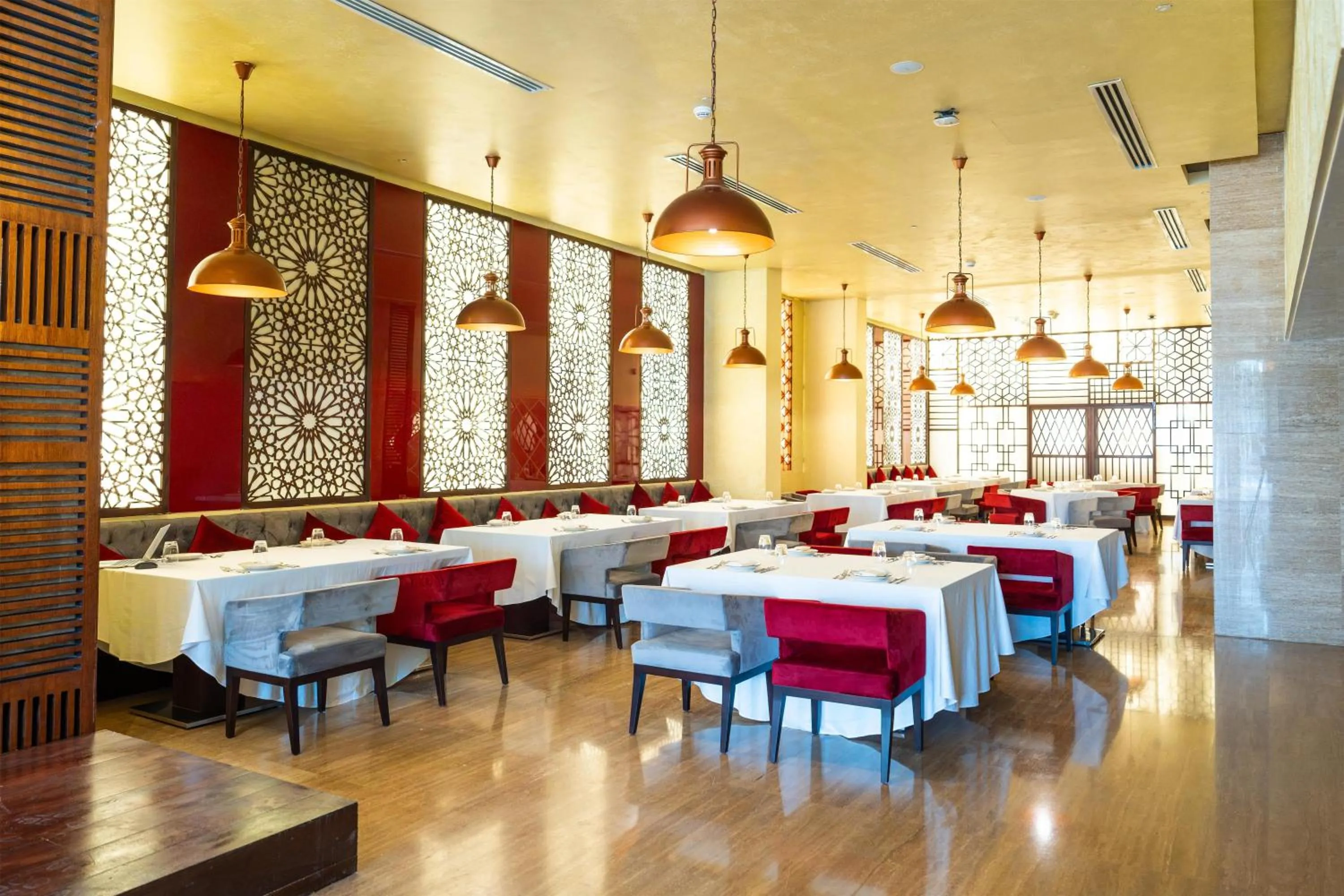 Restaurant/places to eat in Radisson Hotel Muscat Panorama