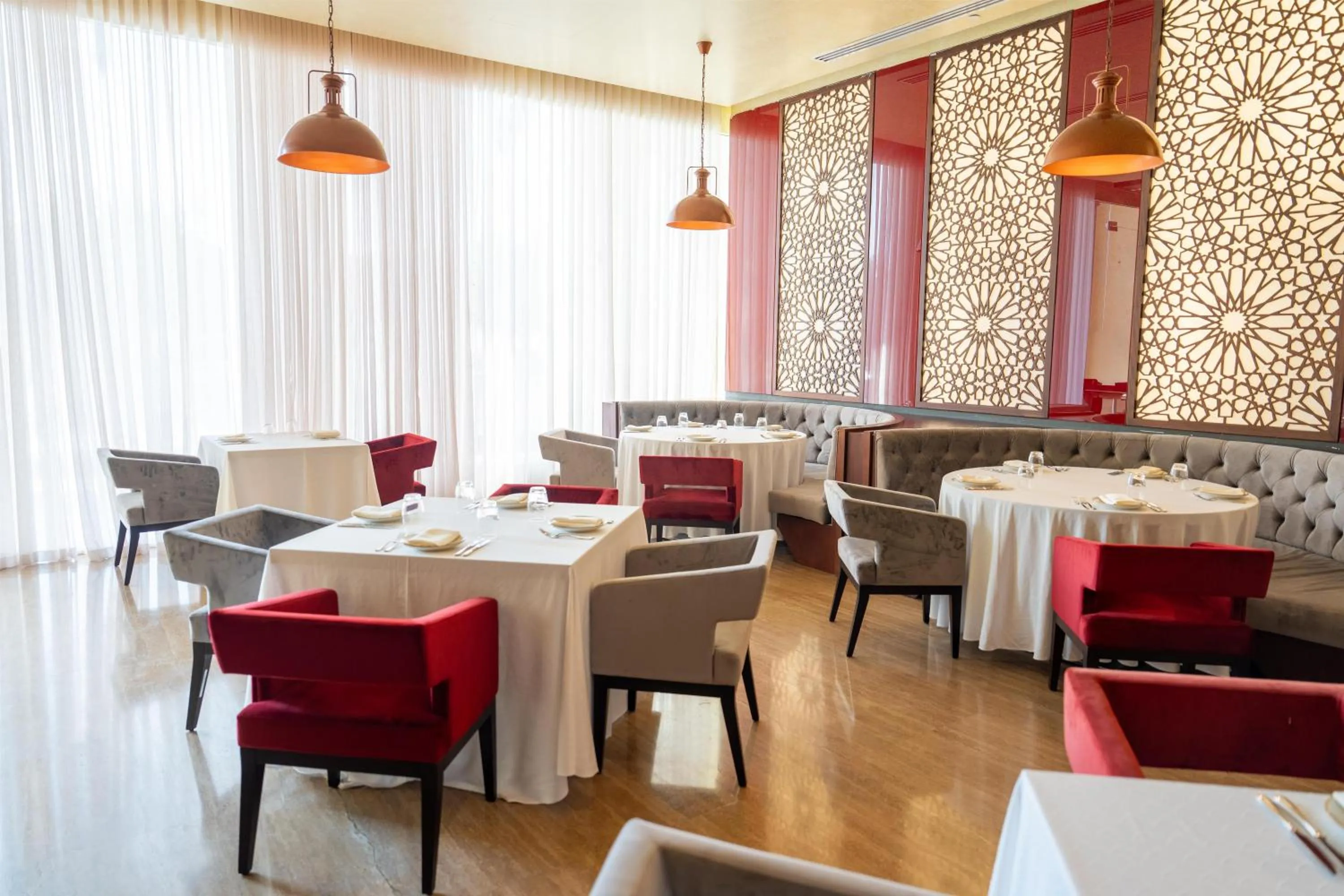 Restaurant/places to eat in Radisson Hotel Muscat Panorama