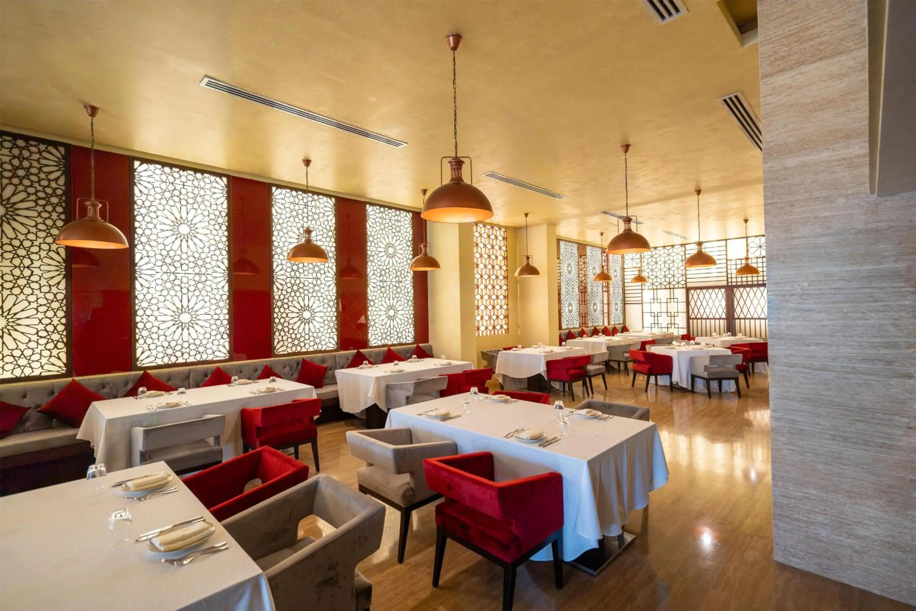 Restaurant/places to eat in Radisson Hotel Muscat Panorama