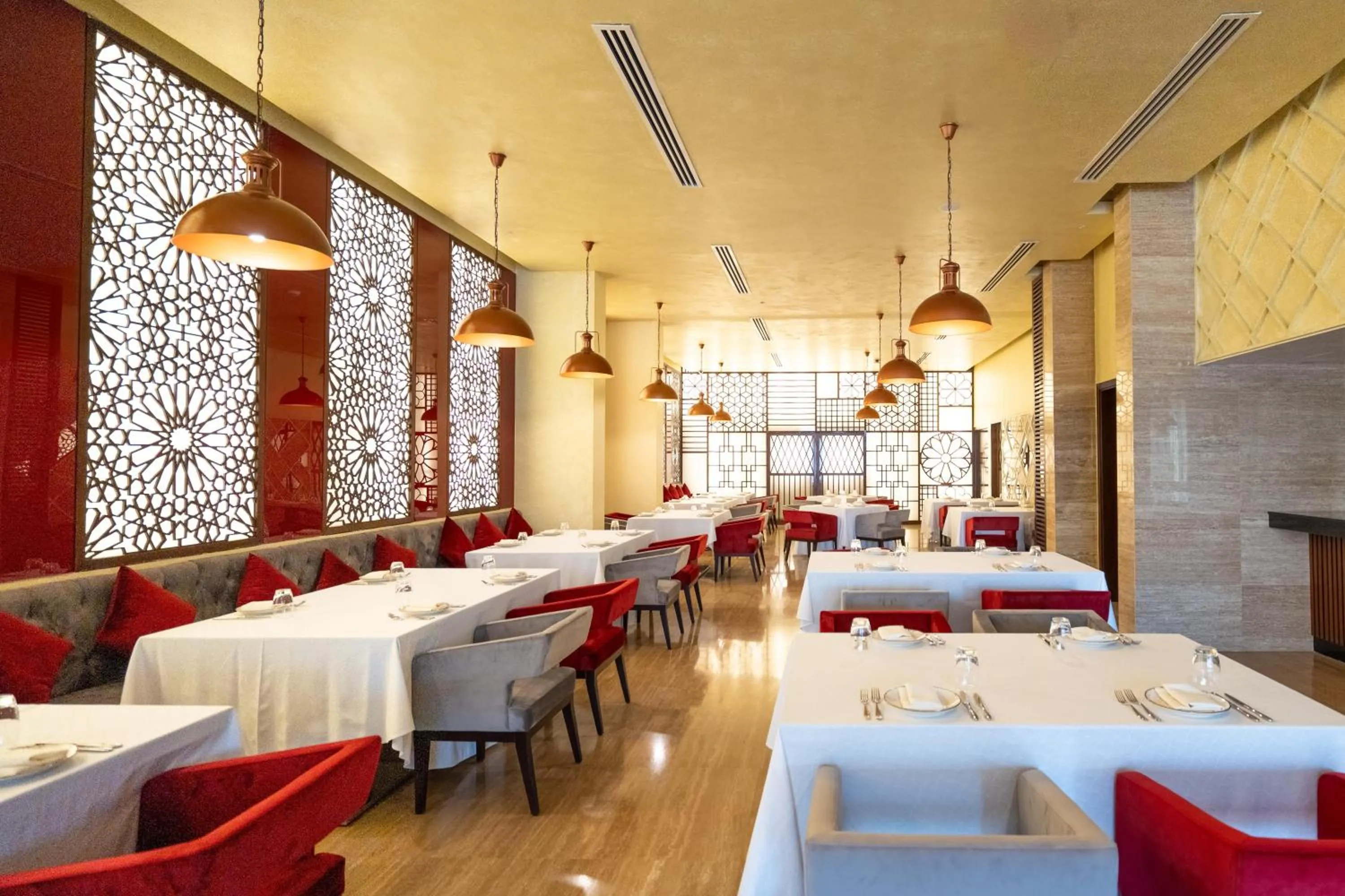 Restaurant/places to eat in Radisson Hotel Muscat Panorama