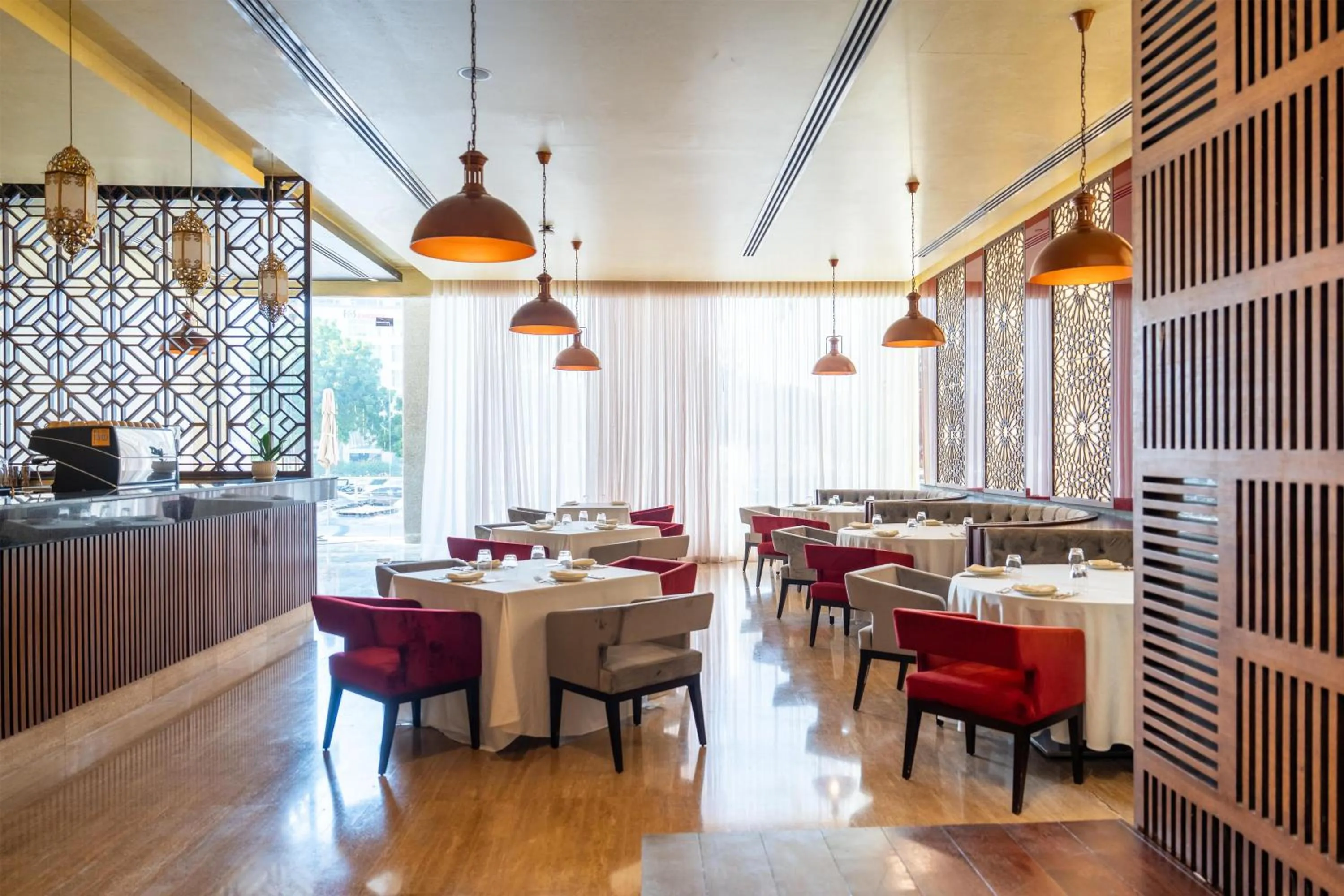 Restaurant/places to eat in Radisson Hotel Muscat Panorama