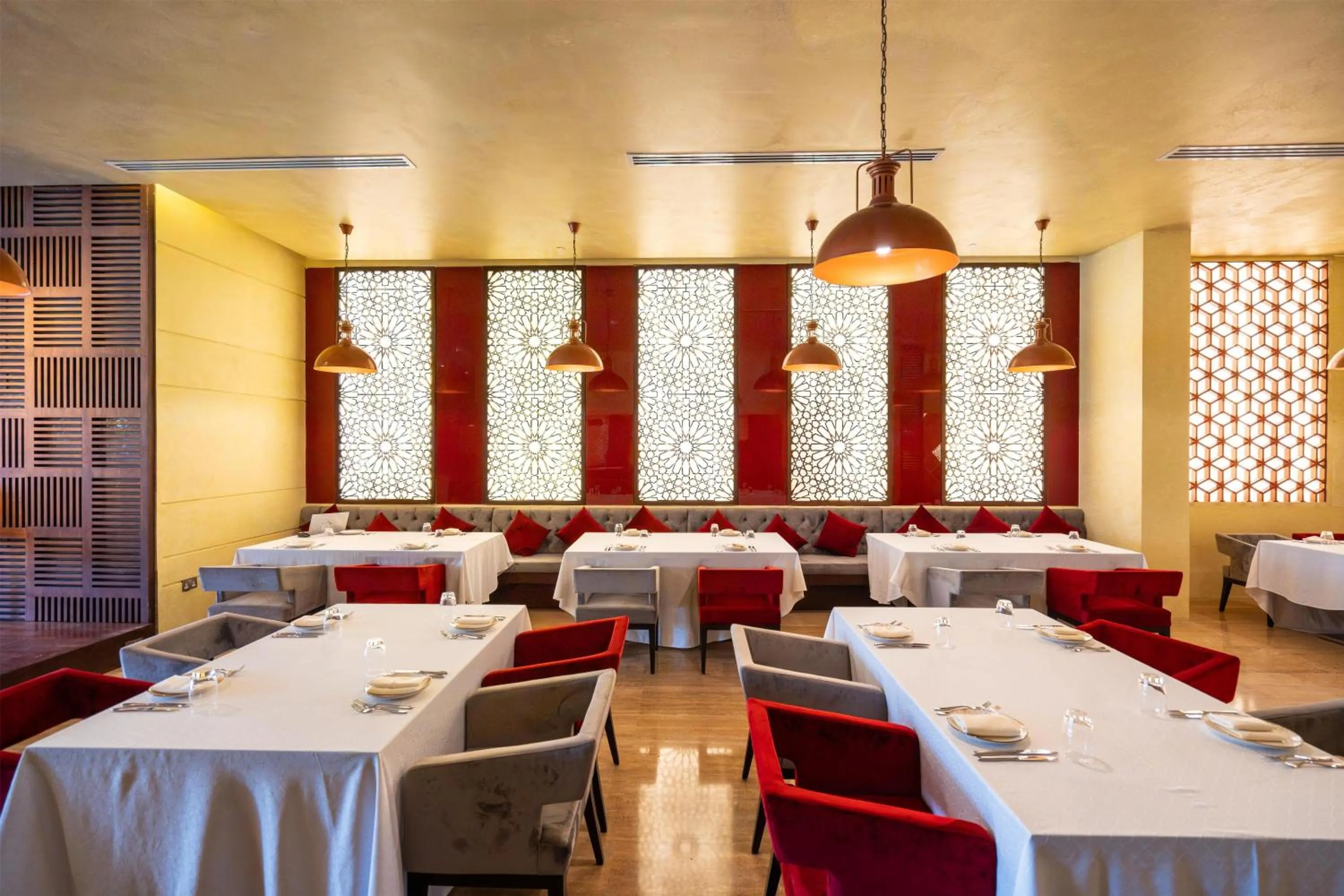 Restaurant/places to eat in Radisson Hotel Muscat Panorama