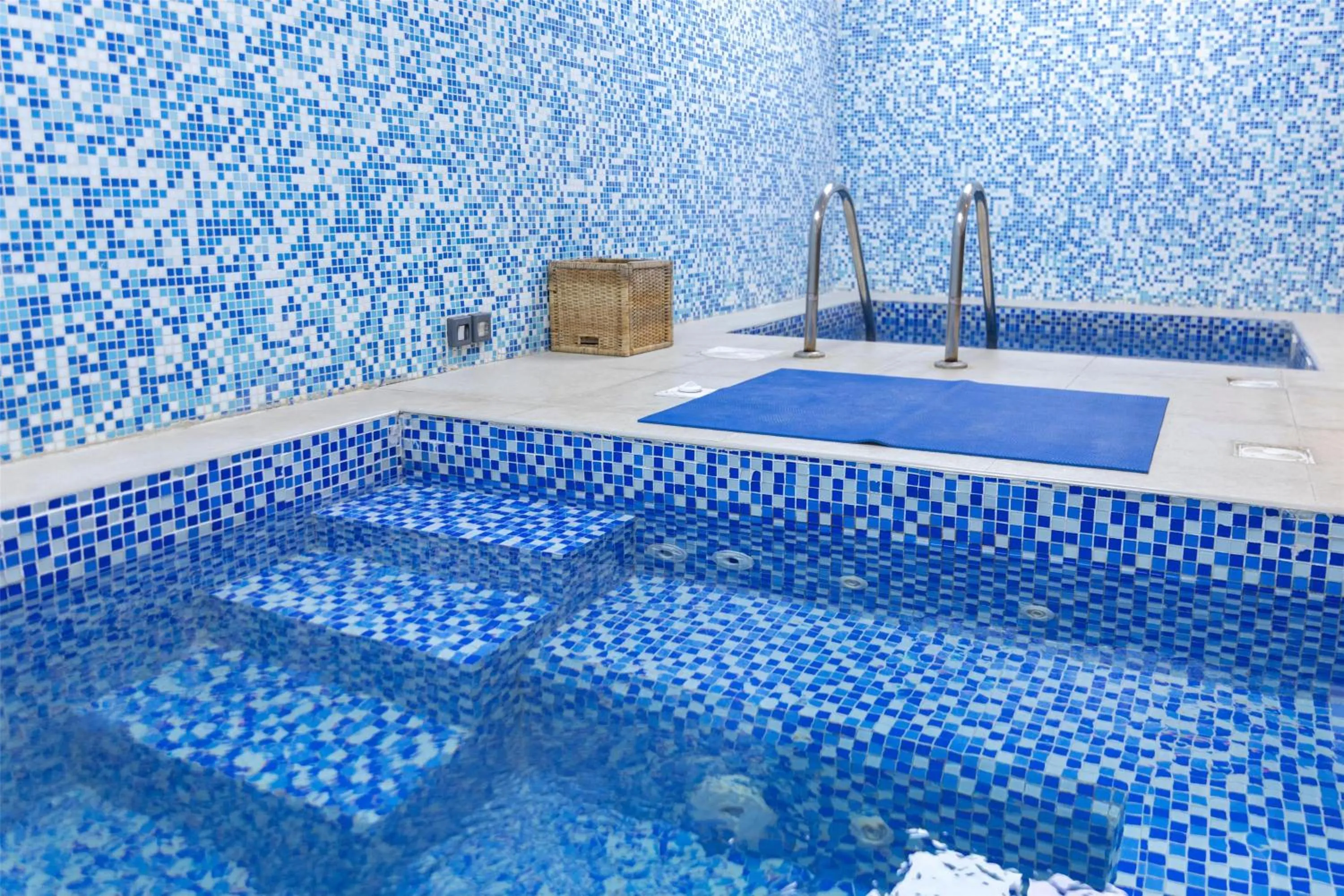 Pool view in Radisson Hotel Muscat Panorama