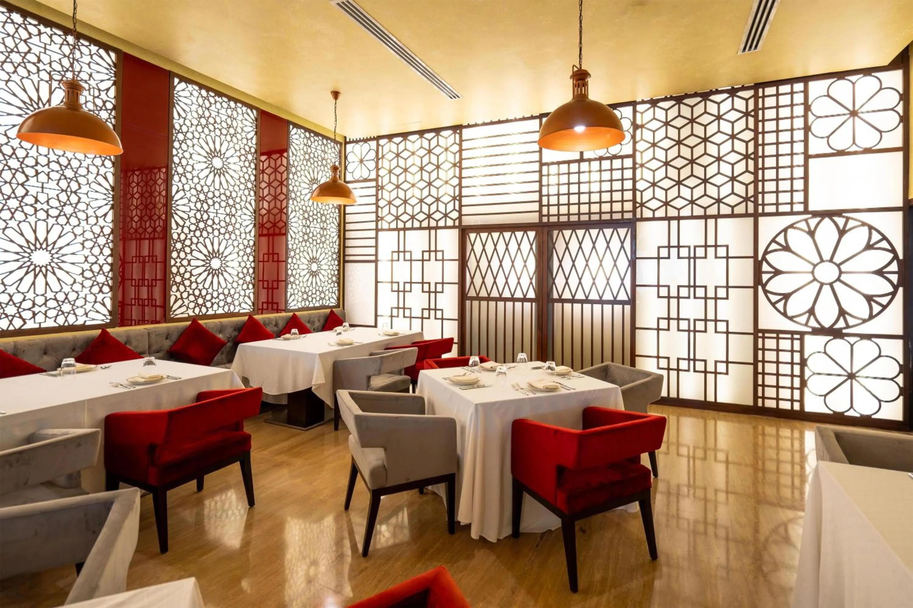 Restaurant/places to eat in Radisson Hotel Muscat Panorama