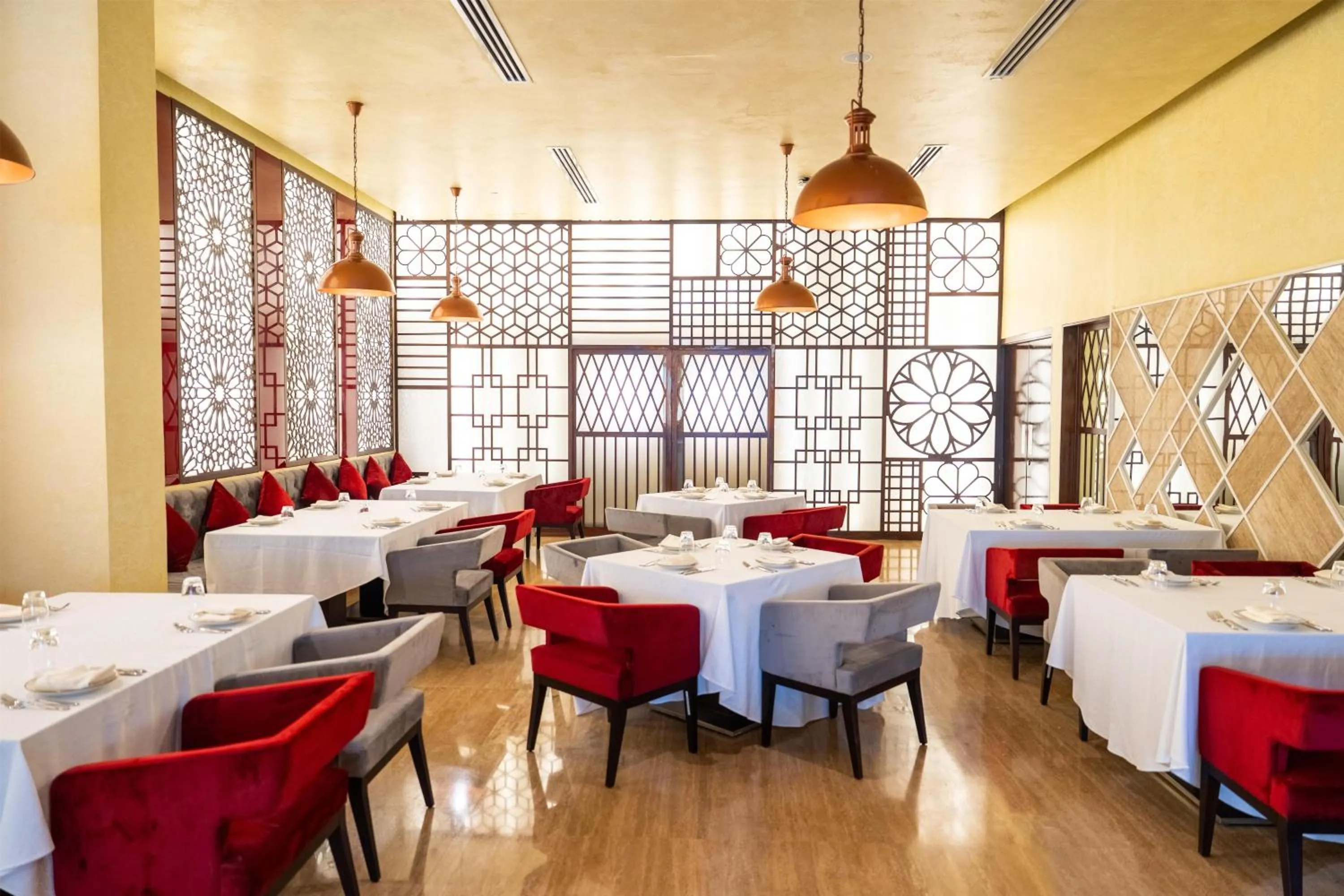 Restaurant/places to eat in Radisson Hotel Muscat Panorama