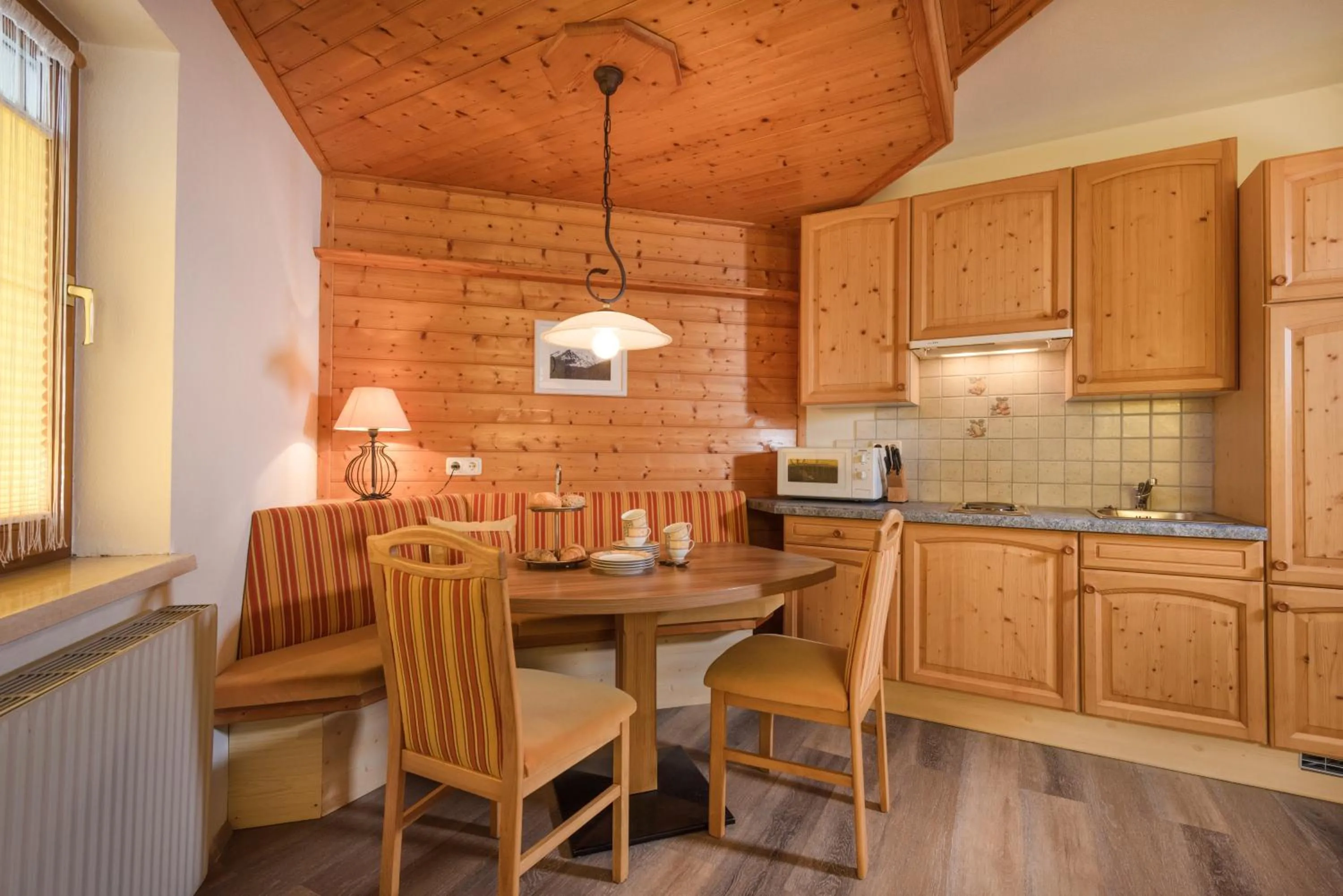Kitchen or kitchenette in Gästehaus Gratz - inklusive Eintritt in die Alpentherme