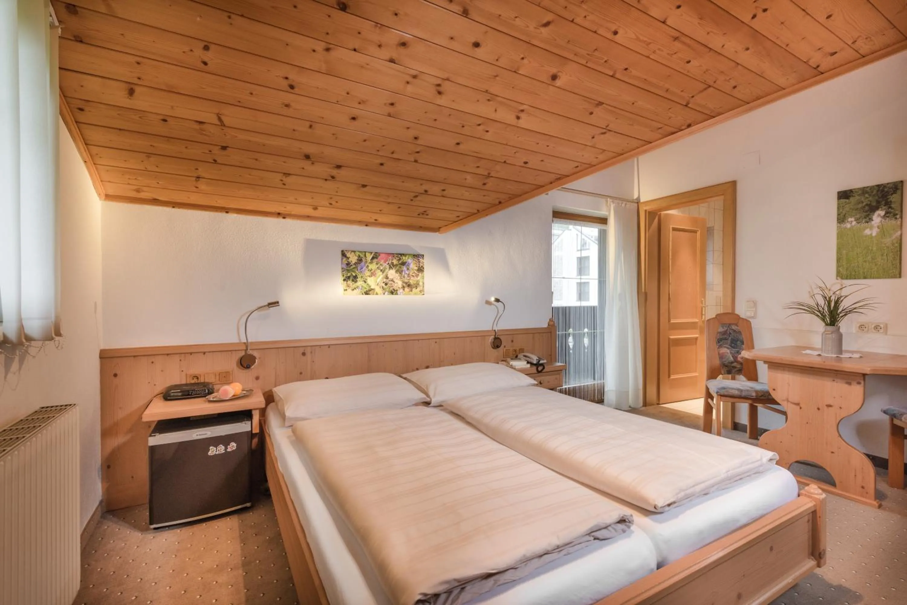Photo of the whole room, Bed in Gästehaus Gratz - inklusive Eintritt in die Alpentherme