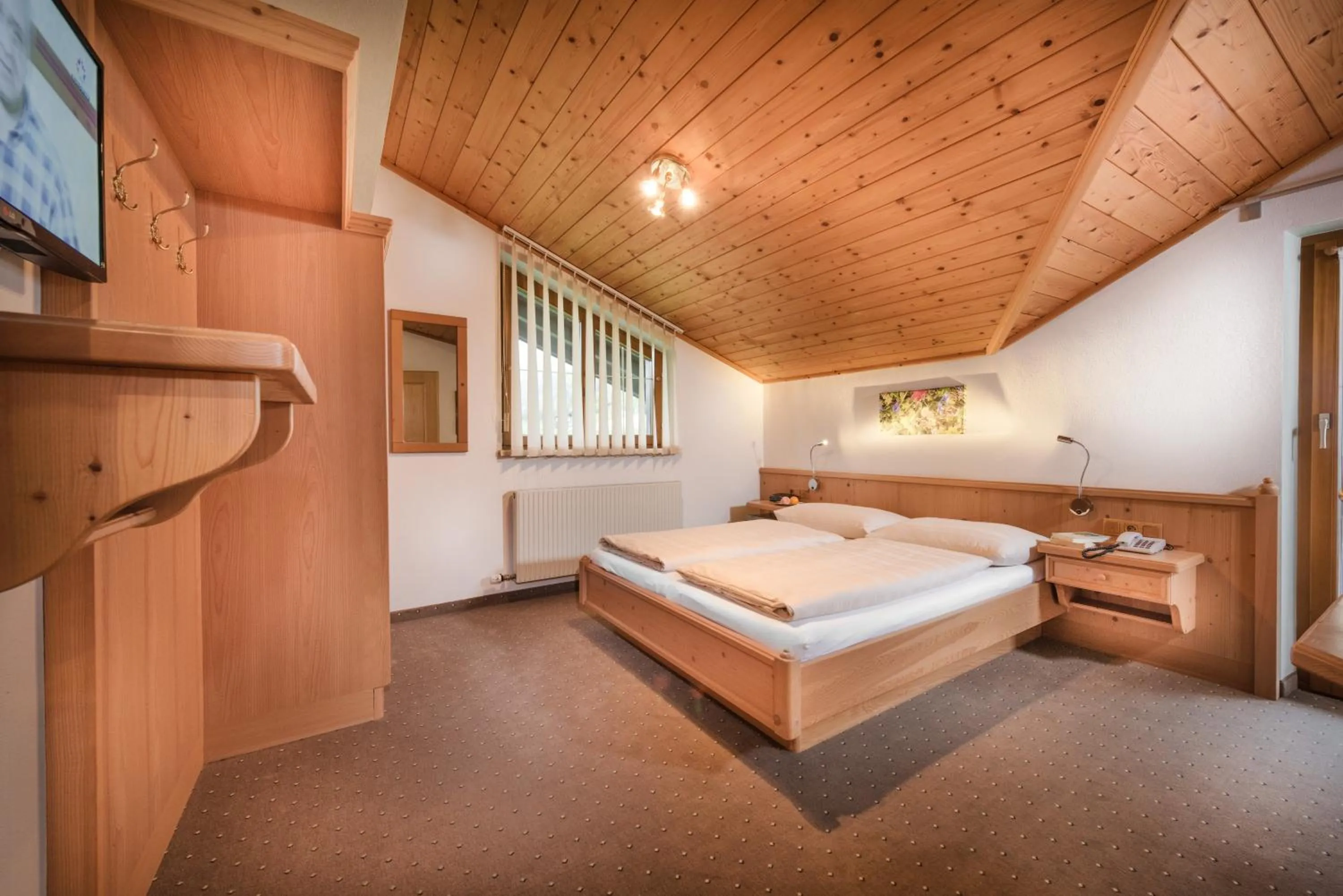 Photo of the whole room, Bed in Gästehaus Gratz - inklusive Eintritt in die Alpentherme