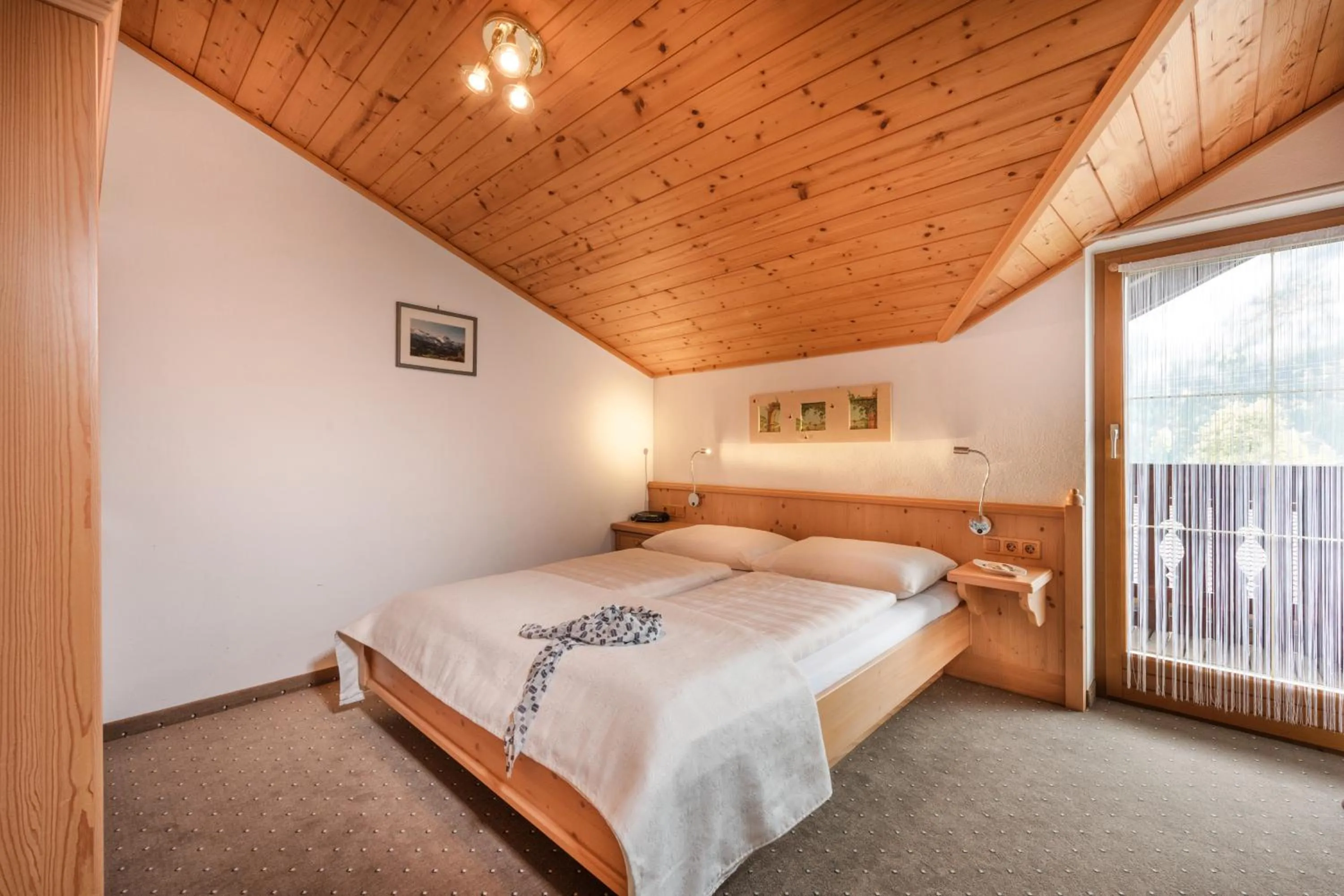 Photo of the whole room, Bed in Gästehaus Gratz - inklusive Eintritt in die Alpentherme