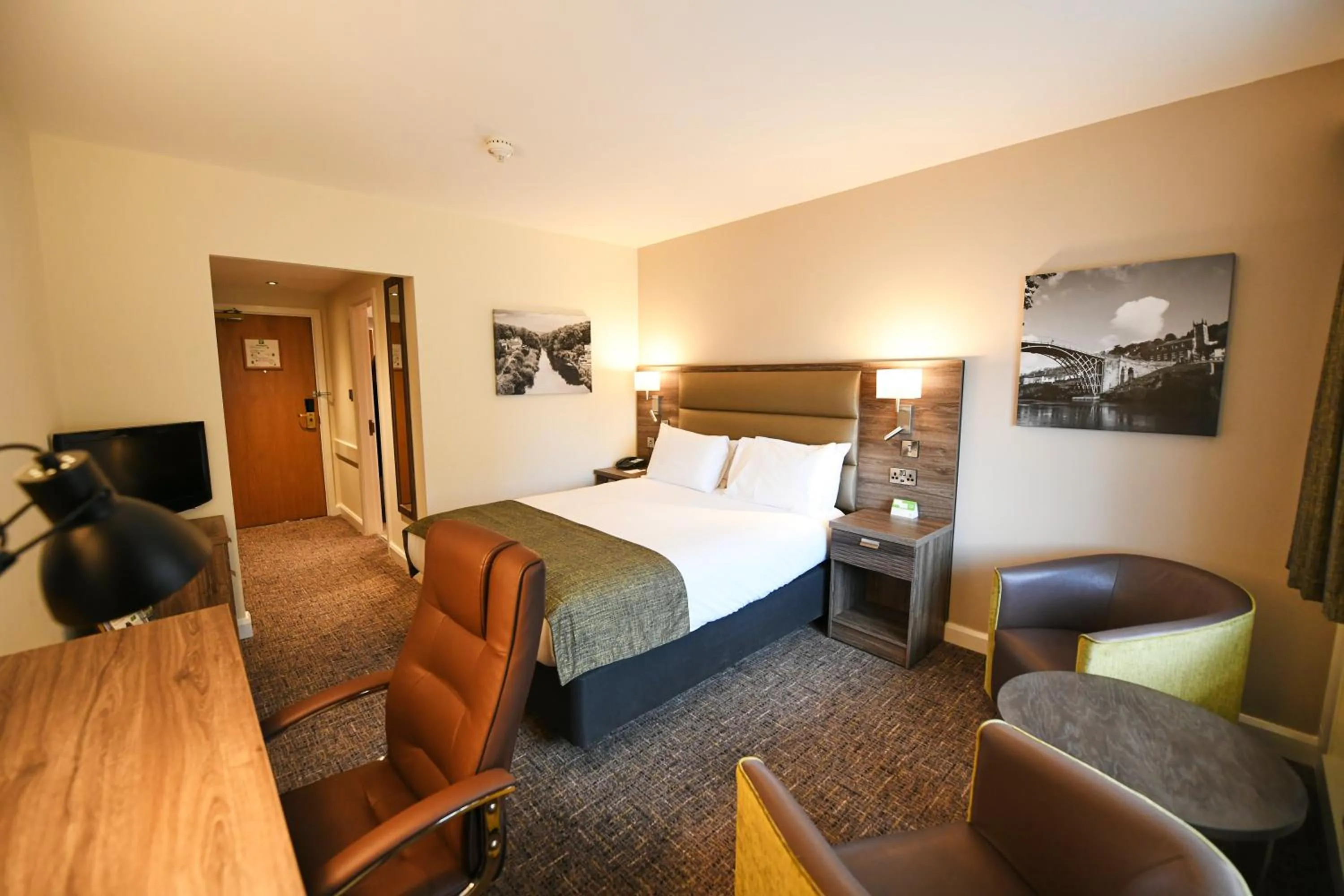 Photo of the whole room, Bed in Holiday Inn Telford Ironbridge by IHG