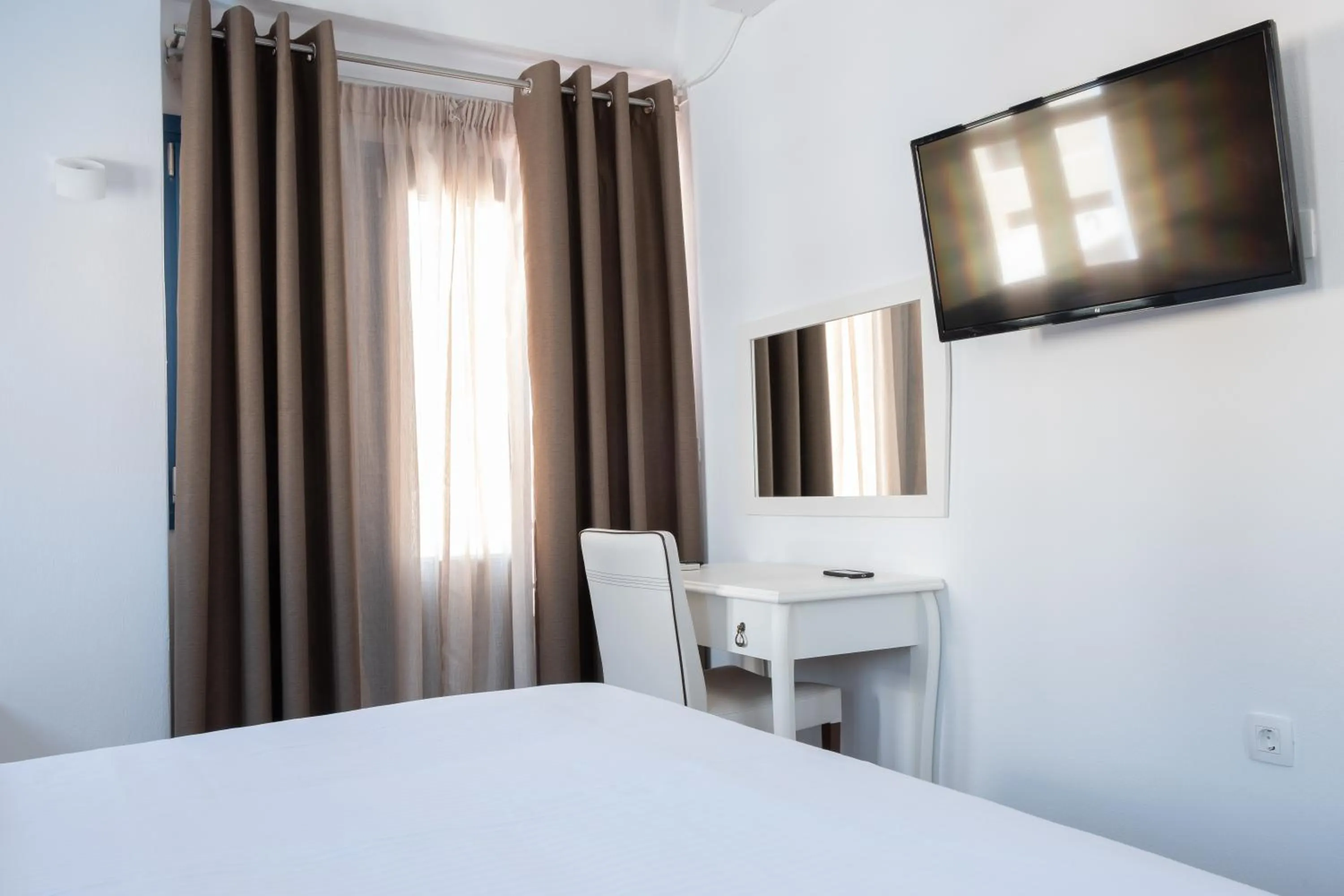 Bedroom, Bed in Tristhenia