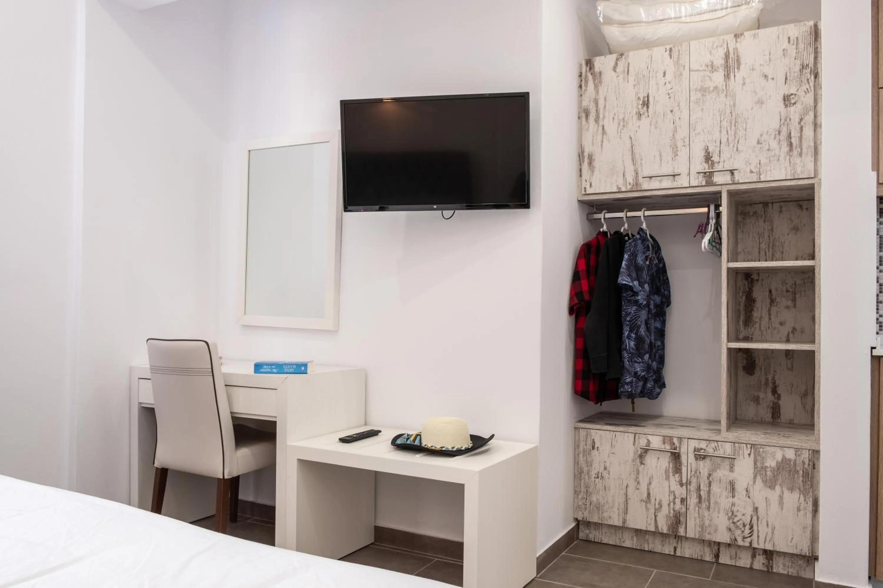 Bedroom, Bed in Tristhenia