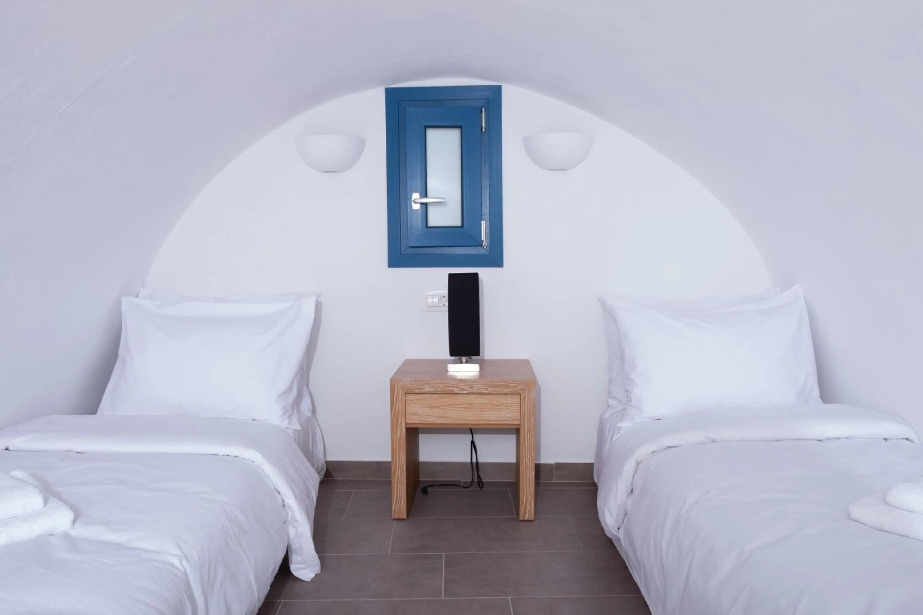 Bedroom, Bed in Tristhenia